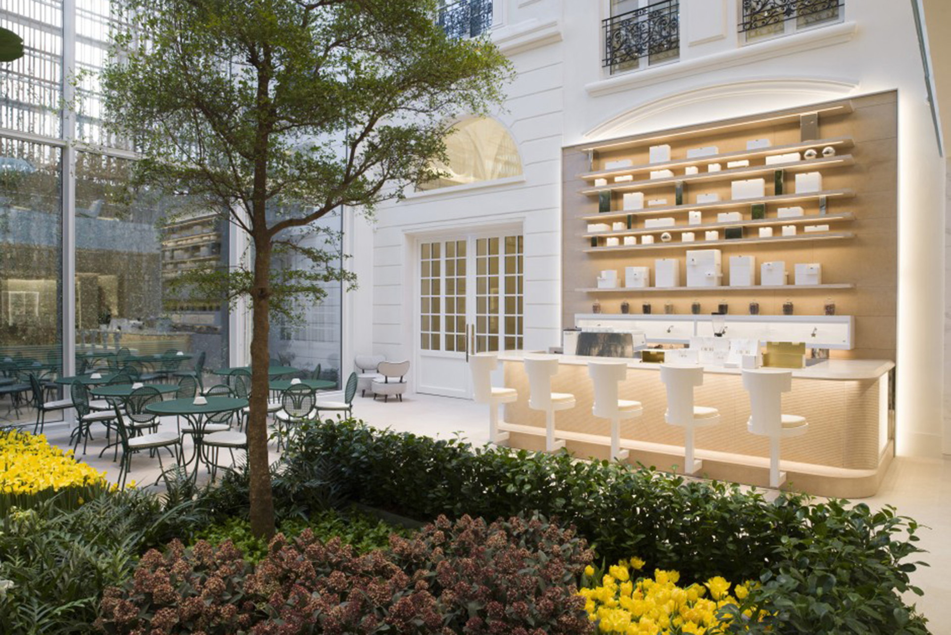 Ultimativen&nbsp;Genuss erlebt man in der&nbsp;Pâtisserie Dior, die einen sinnlichen Rosengarten überblickt. Hier werden die bekanntesten französischen Kuchen von Jean Imbert neu interpretiert.