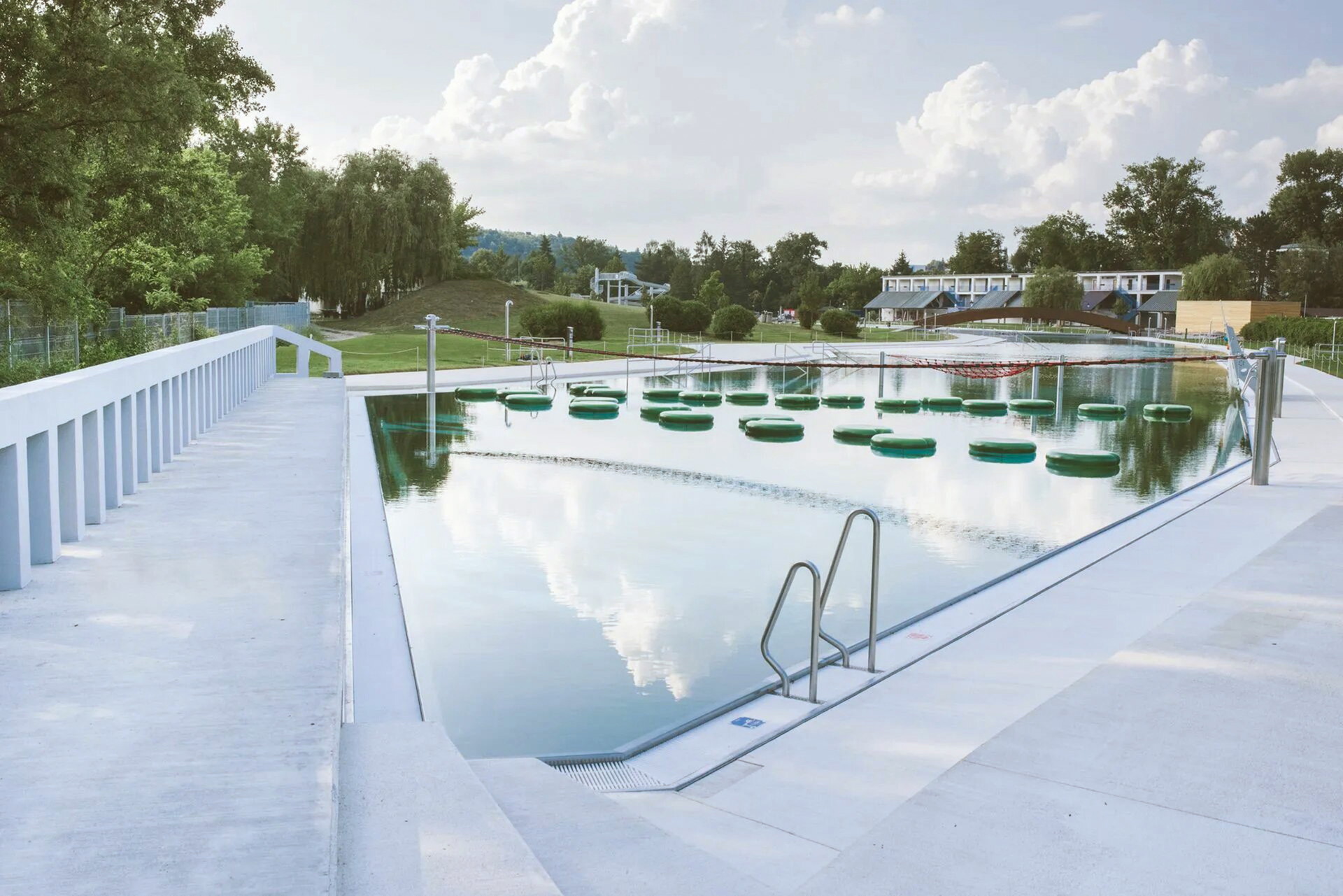 Freibad Riviéra&nbsp;Atelier A77, 2018 »Eines der größten natürlichen Freibäder Tschechiens. Die Riviéra besteht aus drei separaten Pools, die zusammen einen Nebenarm des Flusses nachbilden, der auch das Wasser liefert.«