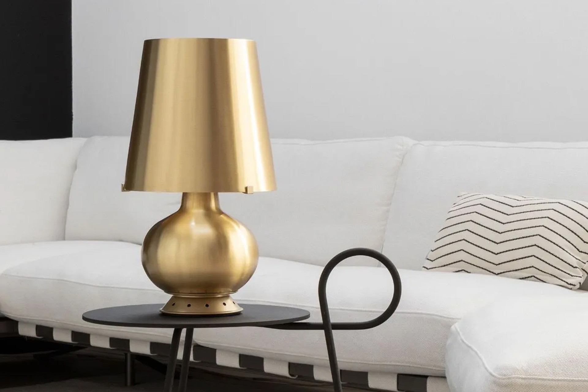 Die Lampe wurde 1954 von dem berühmten französischen Dekorateur Max Ingrand entworfen und hieß ursprünglich »1853« und später »Fontana«, als Hommage an sein Unternehmen.&nbsp;fontanaarte.com
