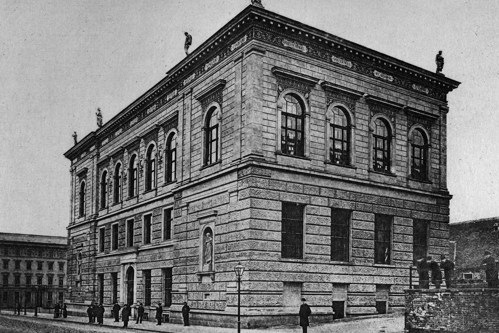 Kunstgewerbemuseum&nbsp;Johann G. von Schön, 1882 »Das staatliche Museum wurde kürzlich adaptiert, um zeitgemäße Designer mittels ihrer Innenraumentwürfe zu präsen-tieren. Die Ausstellung ›Art Design Fashion‹ ist von ihrer Qualität die beste ihrer Art in Tschechien.«