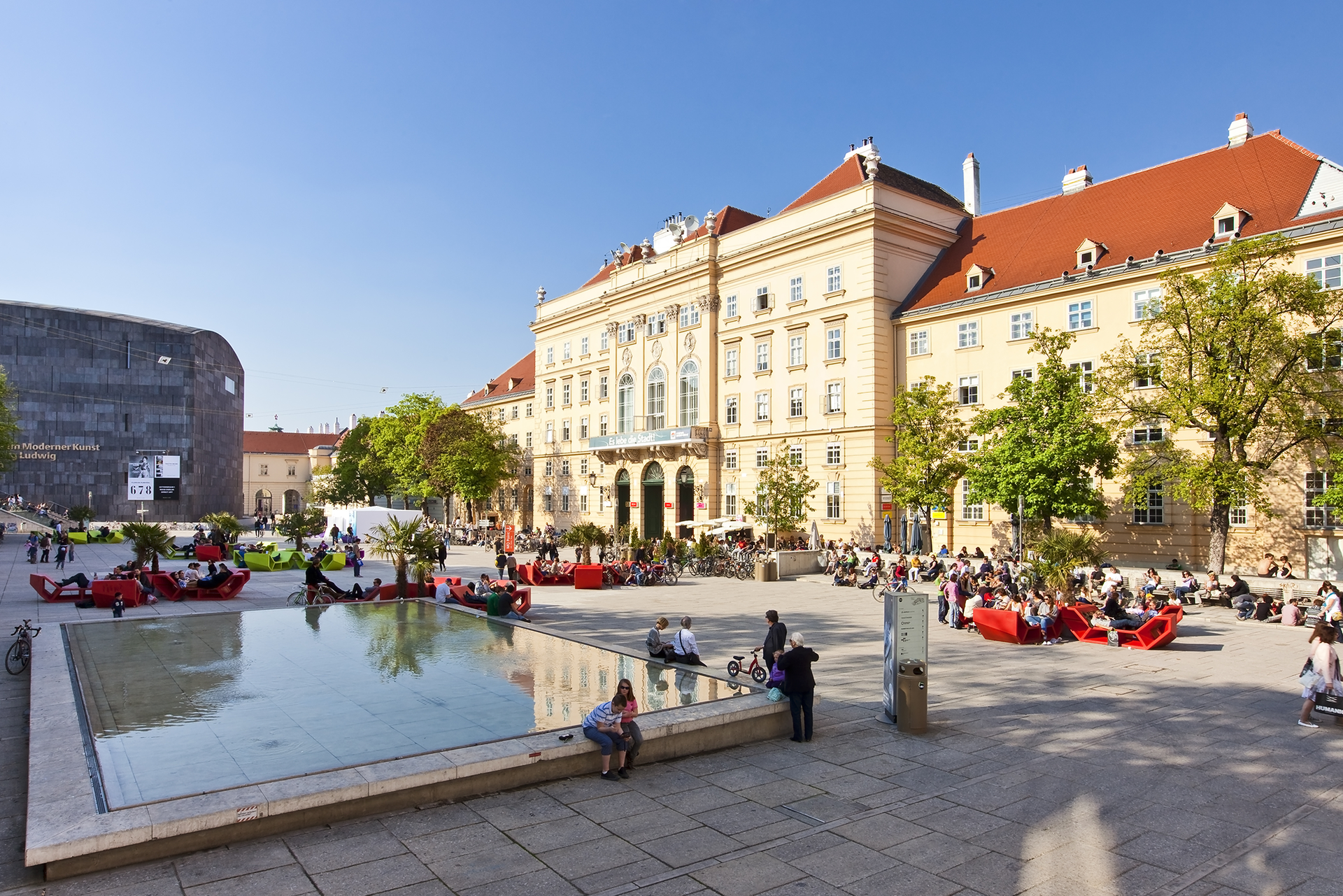 Wie immer, liegt der Schwerpunkt der Schau auf Höhepunkten des Kunstschaffens der Epochen Wien um 1900, Klassische Moderne, Kunst nach 1945 und Zeitgenössische Kunst. Skulpturen und Fotografien ergänzen das Angebot.&nbsp;art-austria.info