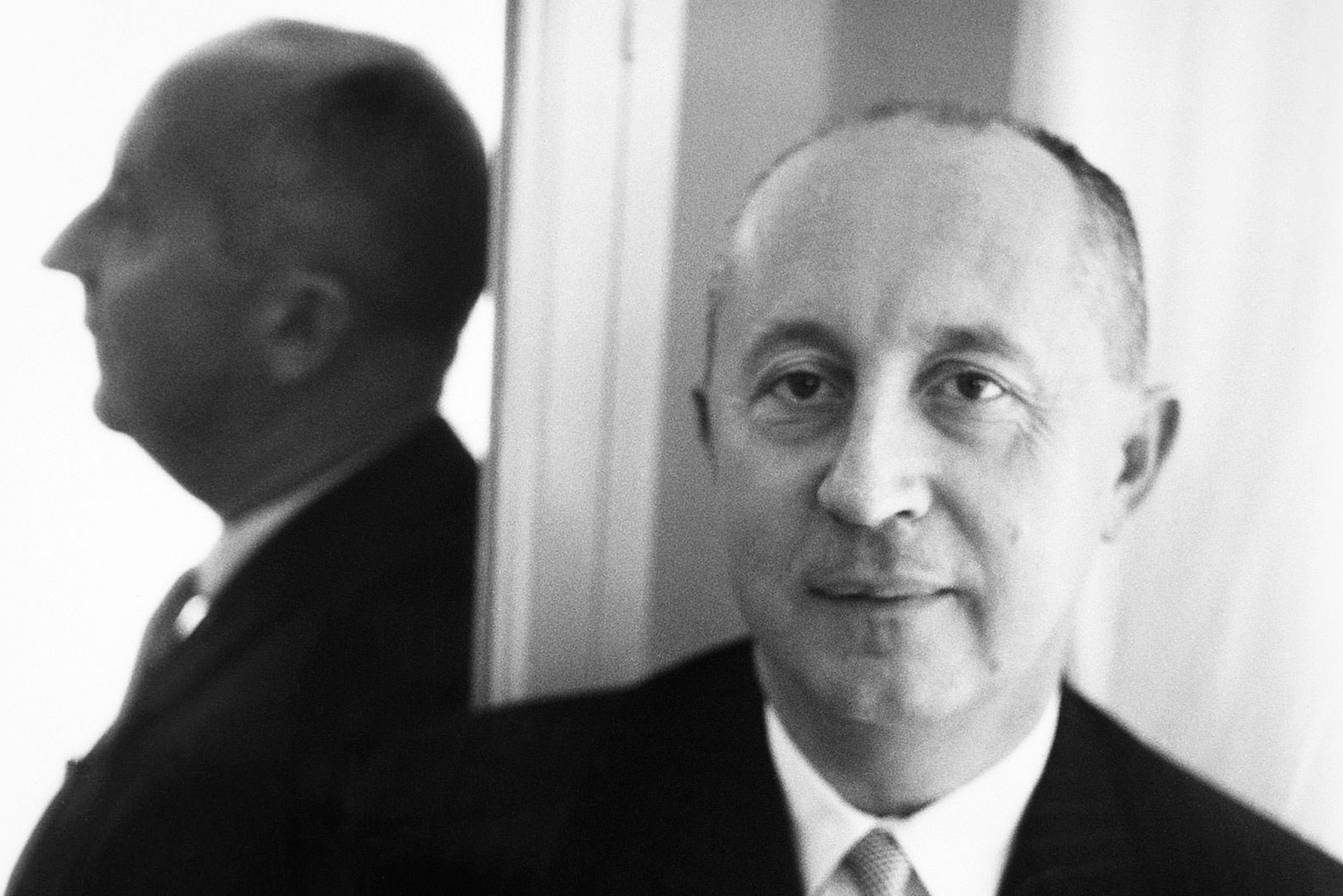 Christian Dior war bekannt für seinen Aberglauben und entschloss sich nach dem Fund eines Glücksbringers zur Gründung.