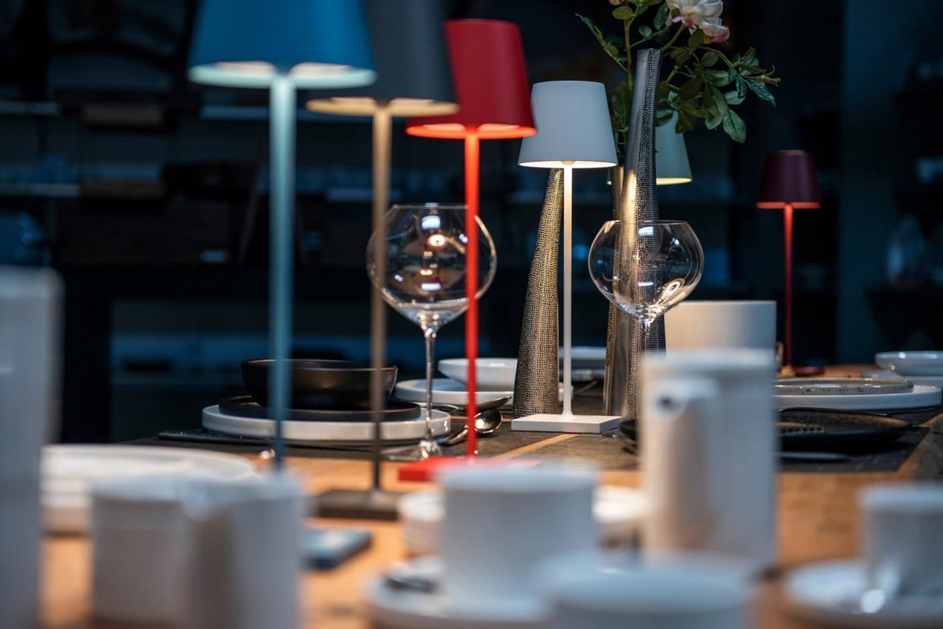 Das Leuchten-Atelier Zafferano im venezianischen Treviso hat für die Lampen der Kollektion »Poldina«, die In- sowie Outdoor genutzt werden können, eine Ladestation geschaffen, in die die Leuchte nach Gebrauch zurückgestellt wird.&nbsp;zafferanoitalia.com