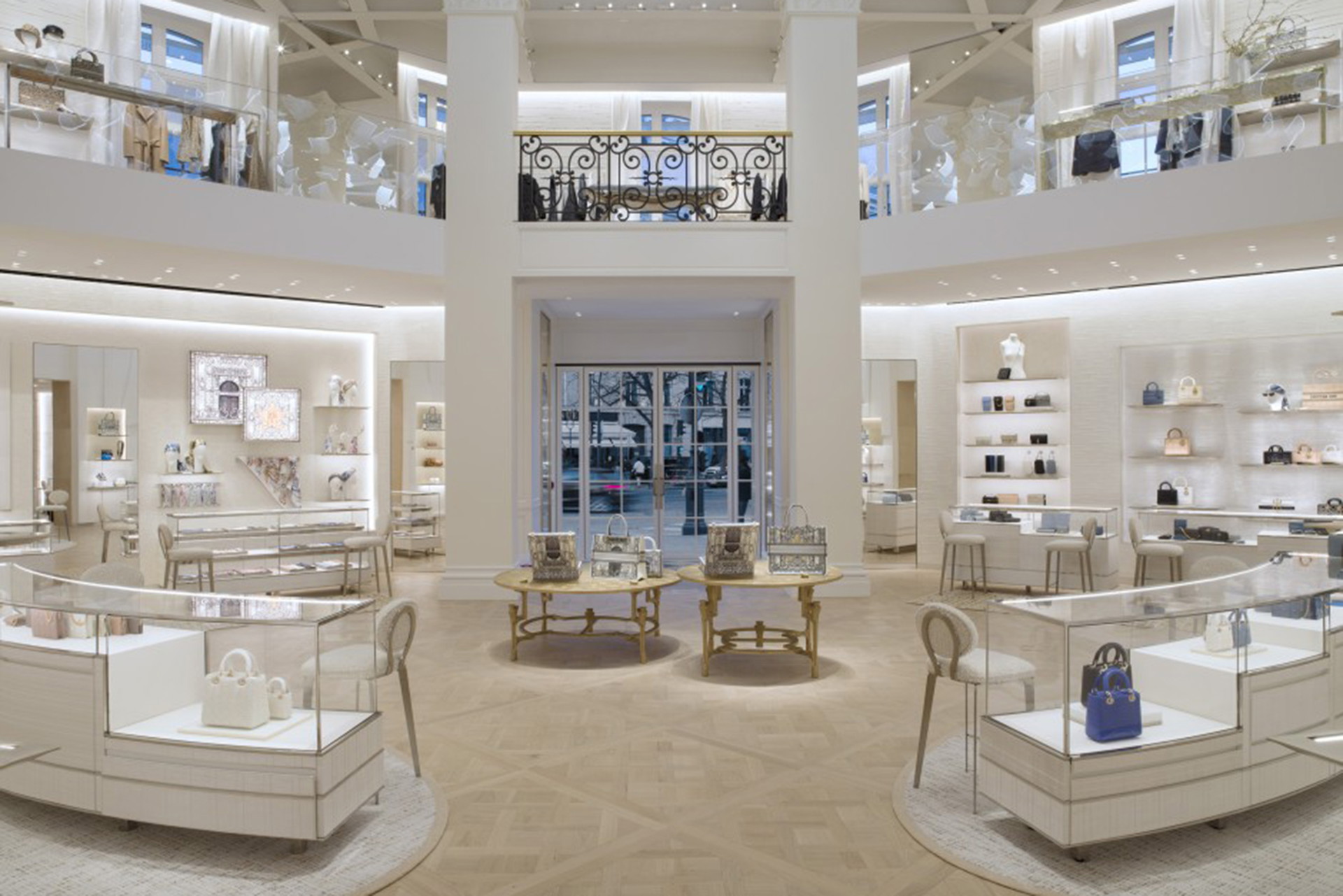 Die verschiedenen Boutique-Bereiche der 30 Montaigne: - Monsieur Dior Restaurant in der 30 Avenue Montaigne - La Galerie in der 11 Rue Francois 1er - Kindermode in der 26 Avenue Montaigne
Die Boutique bietet einen Parkservice an.