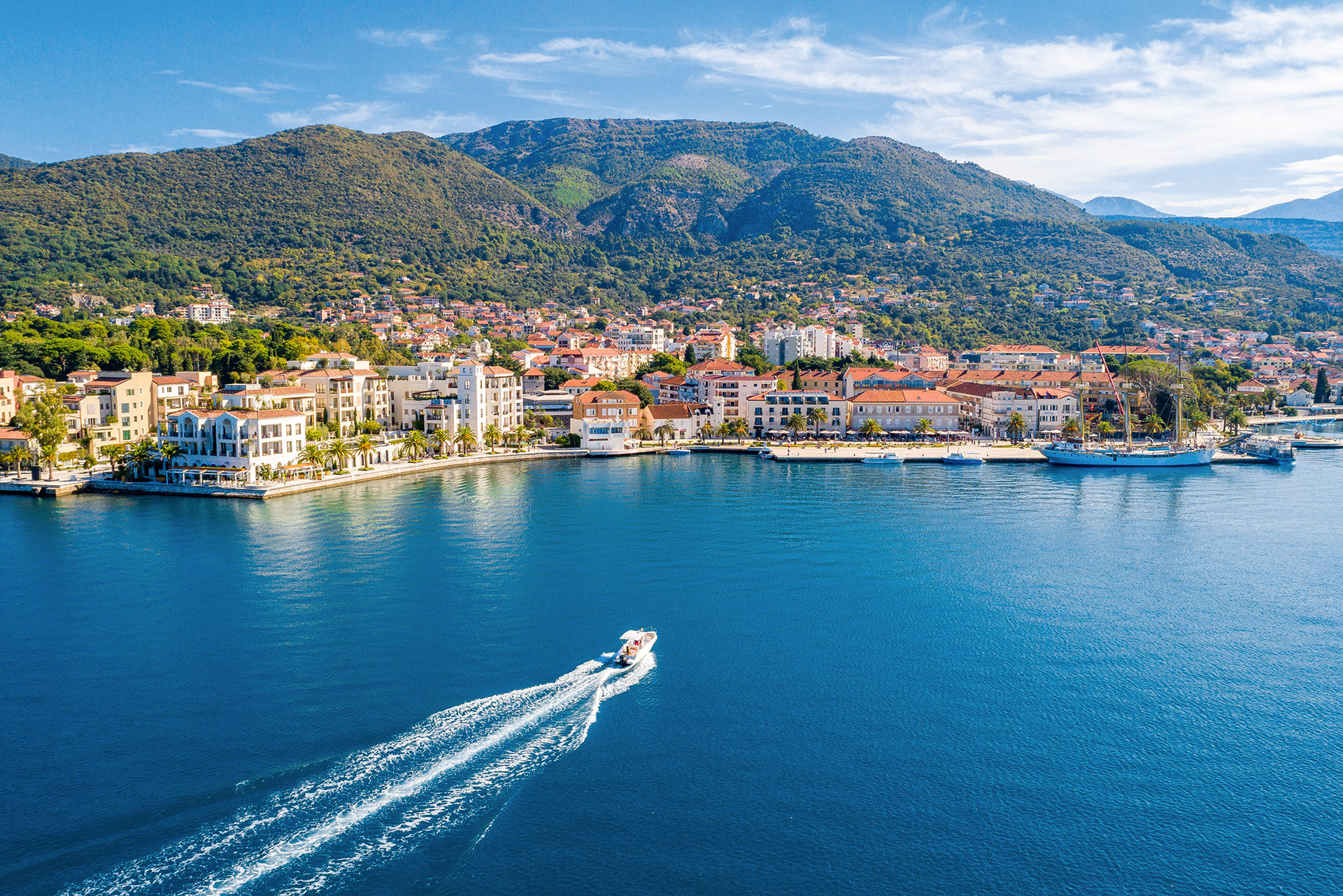 Traumhafter Ausblick&nbsp;Wer jetzt kauft, der kauft günstig&nbsp;– auch in der malerischen Stadt Tivat. Mit dem Beitritt zur EU in den kommenden Jahren sind Preissteigerungen zu erwarten.