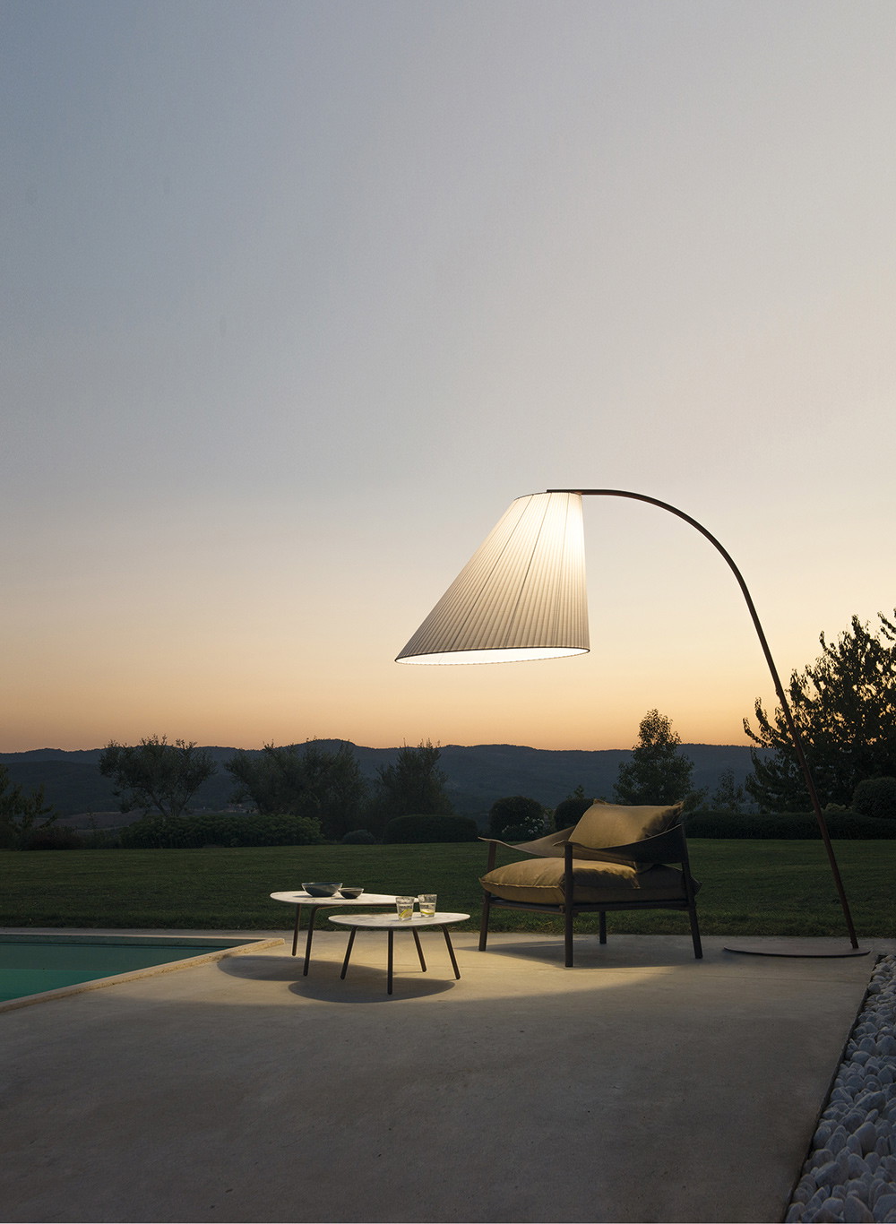 Kegel Inspiriert von den eleganten Vintage-Silhouetten der 1950er-Jahre, entwarf das Designerduo die »Cone«-Lampenkollektion, die dank eines klugen Materialeinsatzes den Übergang von Indoor zu Outdoor schafft.&nbsp;chiaramontemarin.com