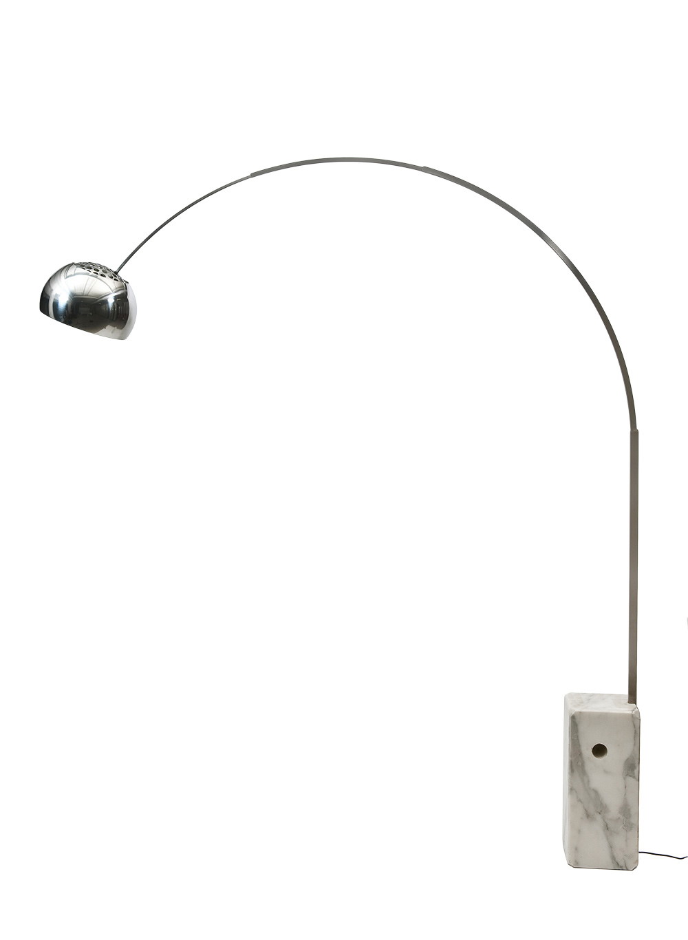 Standfest&nbsp;Der Carrara-Marmor-Sockel der »Arco«-Bogenleuchte wiegt 65 kg.&nbsp;flos.com
