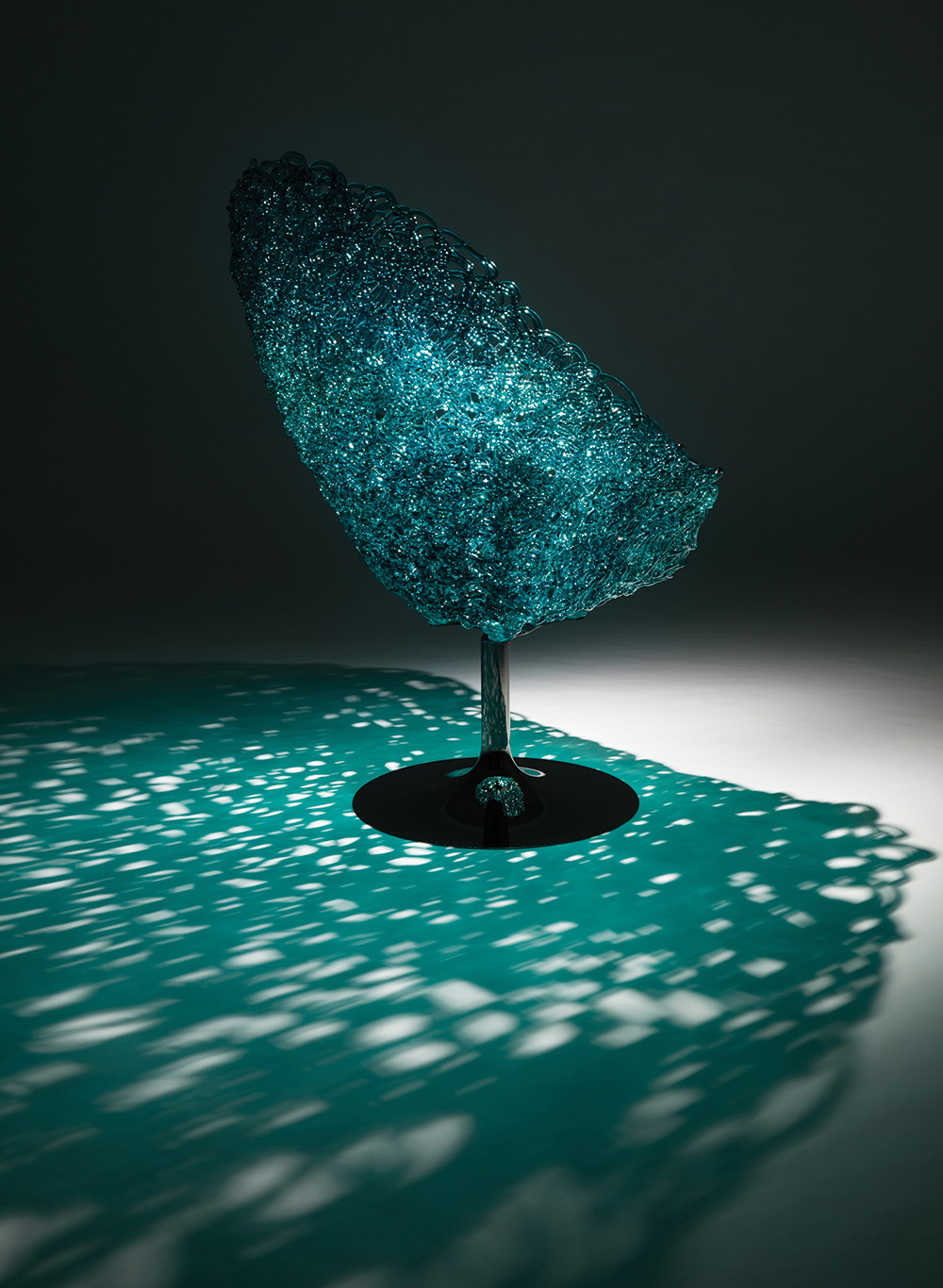 Margherita Chair&nbsp;In der Nähe von Lichtquellen strahlt der Sessel in den verschiedensten Nuancen und bekommt eine faszinierende Leuchtkraft.&nbsp;edra.com