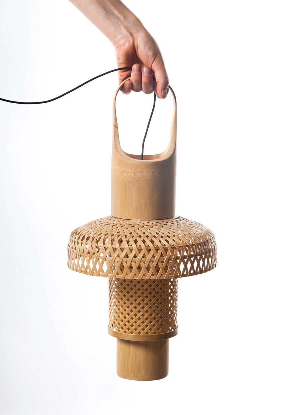 Bamboo Latern 2016 kollaborierte er mit dem National Taiwan Craft Research and Development Institute (NTCRDI) im taiwanesischen Caotun und entwickelt auf der Basis jahrhundertealter Verarbeitungstechniken eine moderne Bambuslaterne.&nbsp;samyrio.fr
