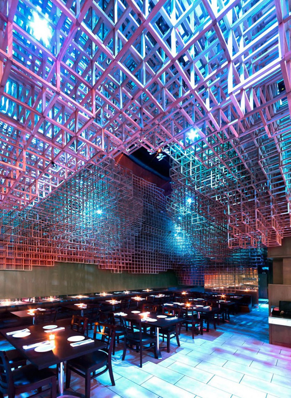 Diese Deckeninstallation für ein Restaurant ist eine dreidimensionale und&nbsp;wolkenartige, organische Formation aus Pappelholz, designt von bluarch.
