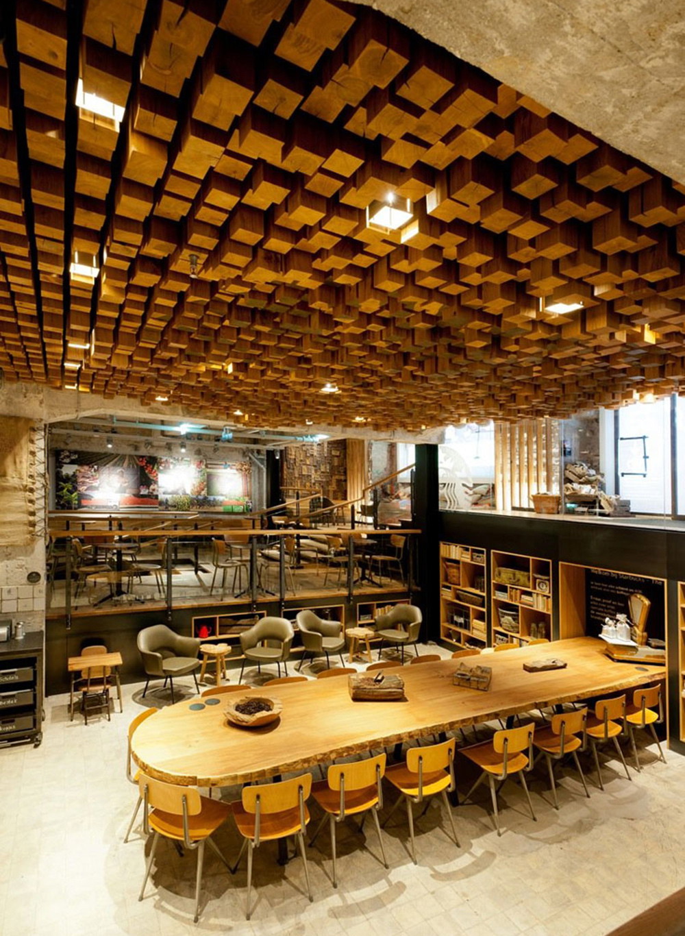 Die Decke dieser&nbsp;Starbucks-Filiale in Amsterdam besteht aus 1.876 einzeln zugeschnittenen Blöcken aus holländischer Eiche.