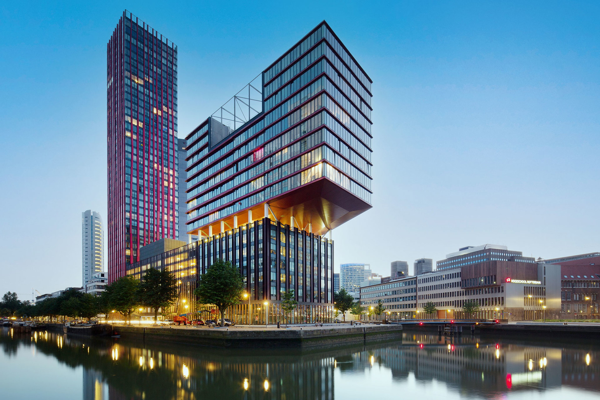 Red Apple, Rotterdam&nbsp;Auf der dreieckigen Insel Wijnhaveneiland mitten im Zentrum der Hafenstadt war lange ein ödes Büroviertel. Jetzt türmt sich hier eine komplexe, atemberaubende Mischung auf. 231 Wohnungen, Büro, Einzelhandel und Gastronomie. Planung: KCAP. kcap.eu