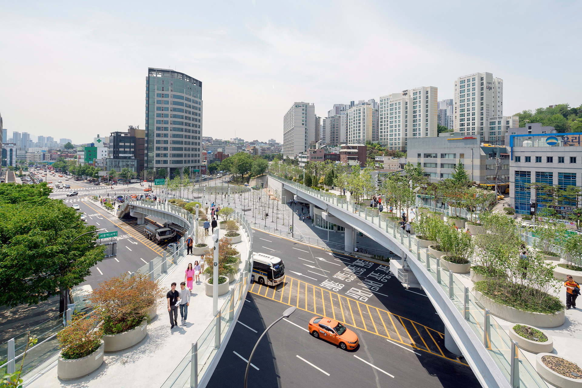 Seoullo 7017&nbsp;Der 1970 errichtete Seoul-Station-Overpass wurde stillgelegt und ist nun ein linearer Park mit 24.000 Pflanzen mitten in der Stadt.