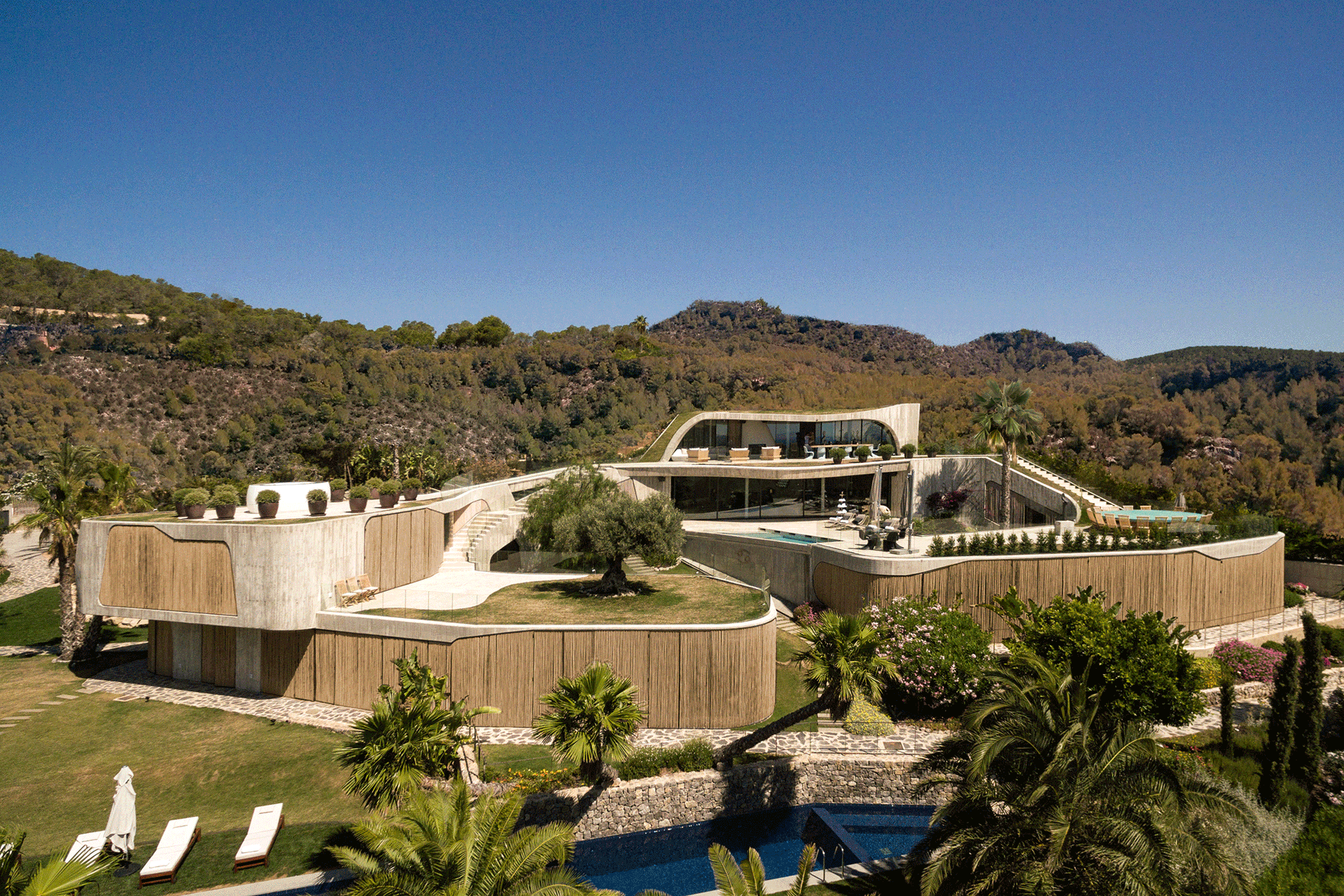Villa Mediterraneo, Ibiza&nbsp;Durch die Verschmelzung mediterraner Kultur mit der natürlichen Umgebung nimmt die private Villa samt Meerblick die organische Gestalt eines Amphitheaters an. Die Metroarea Architetti ließen sich von einstigen römischen Bauwerken inspirieren und setzten hier bewusst auf den Kontrast von Beton und Bambus.