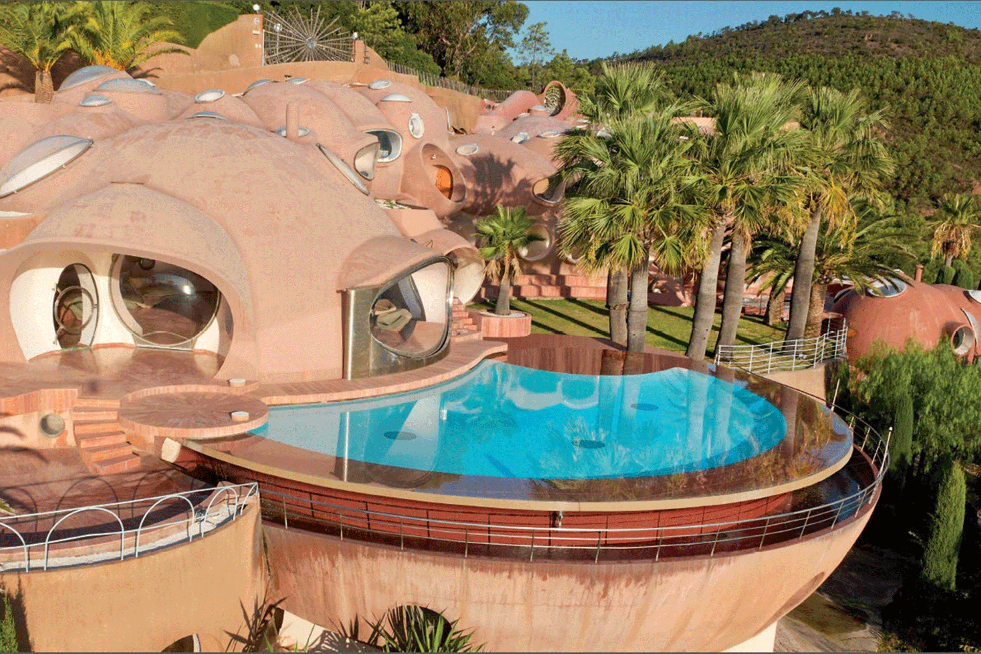 Palais Bulles, Frankreich&nbsp;Für den exotischen, 1.200 Quadratmeter großen »Bubble Palast« aus Lehm, in dem zuletzt der berühmte Modeschöpfer Pierre Cardin lebte, wird schon länger ein Käufer gesucht. Um rund 400 Millionen Euro kann man die legendäre Schöpfung des Architekten Antti Lovag erwerben.