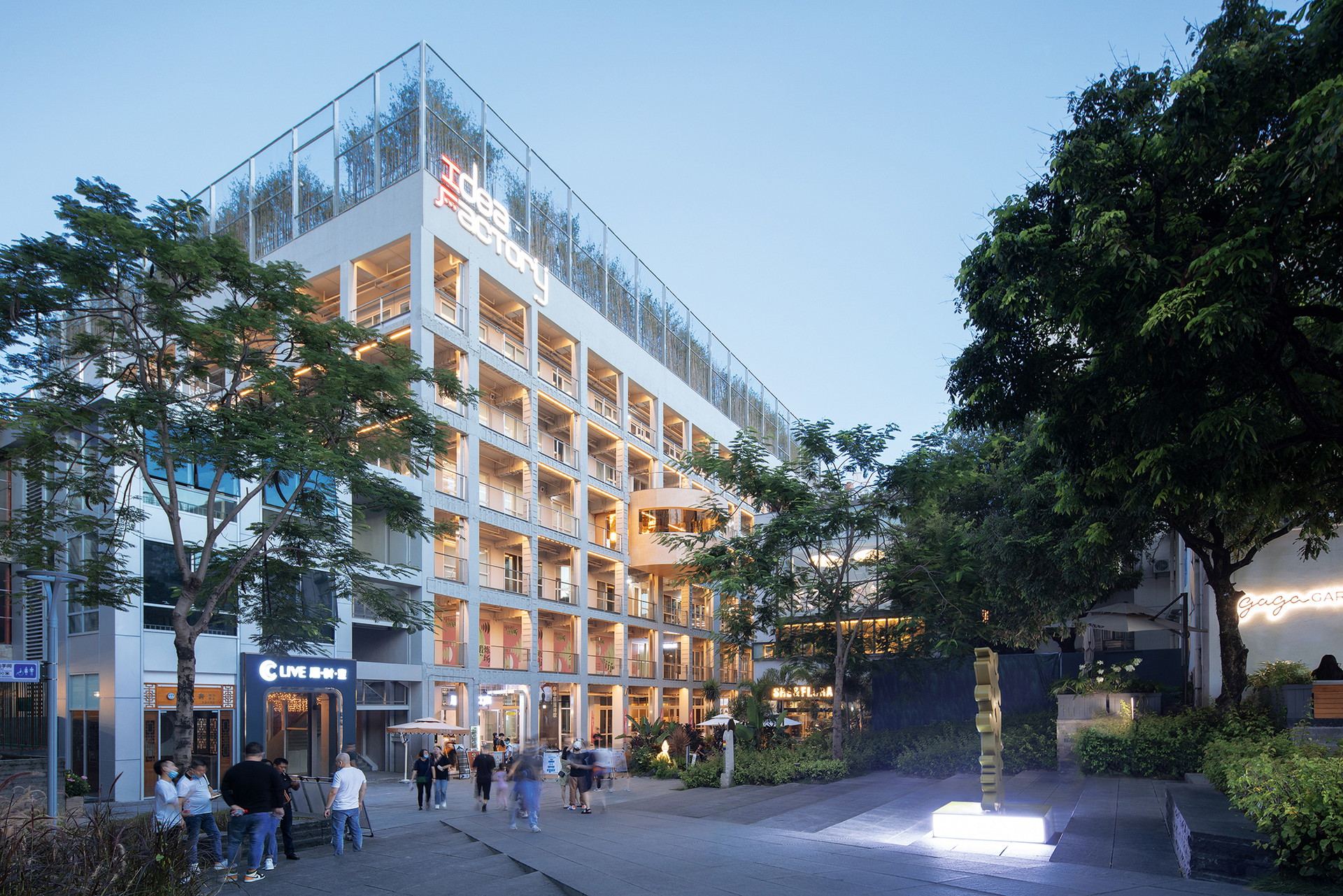 Refurbishment&nbsp;Gestern Textilfabrik, heute Bürogebäude im Herzen von Shenzhen. Gerade in China, wo das Alte selten als Wert erkannt wird, sind Re-Use und Recycling ein wichtiger -Beitrag für die Zukunft.
