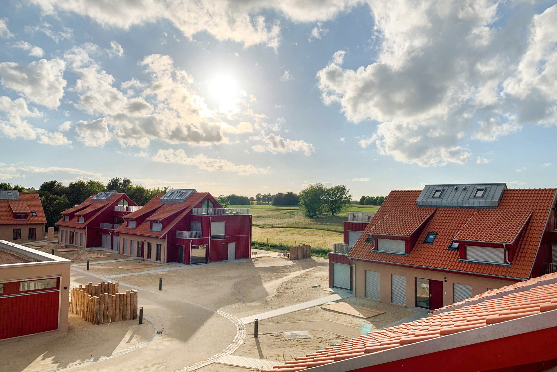 Ferien-Resort Bades Huk&nbsp;Das Ferienresort, das in Hohen Wieschendorf an der mecklenburgischen Ostseeküste entsteht, ist ein Ort für Ruhesuchende, Zeit in der Natur, zum Golfen oder Segeln. Verteilt auf 17 Häuser entstehen hier 77 Apartments im gehobenen Segment – mit hellem Design und offener Raumgestaltung. Die Immobilien der Clavis International werden eingerichtet übergeben. clavisinternational.com badeshuk.de