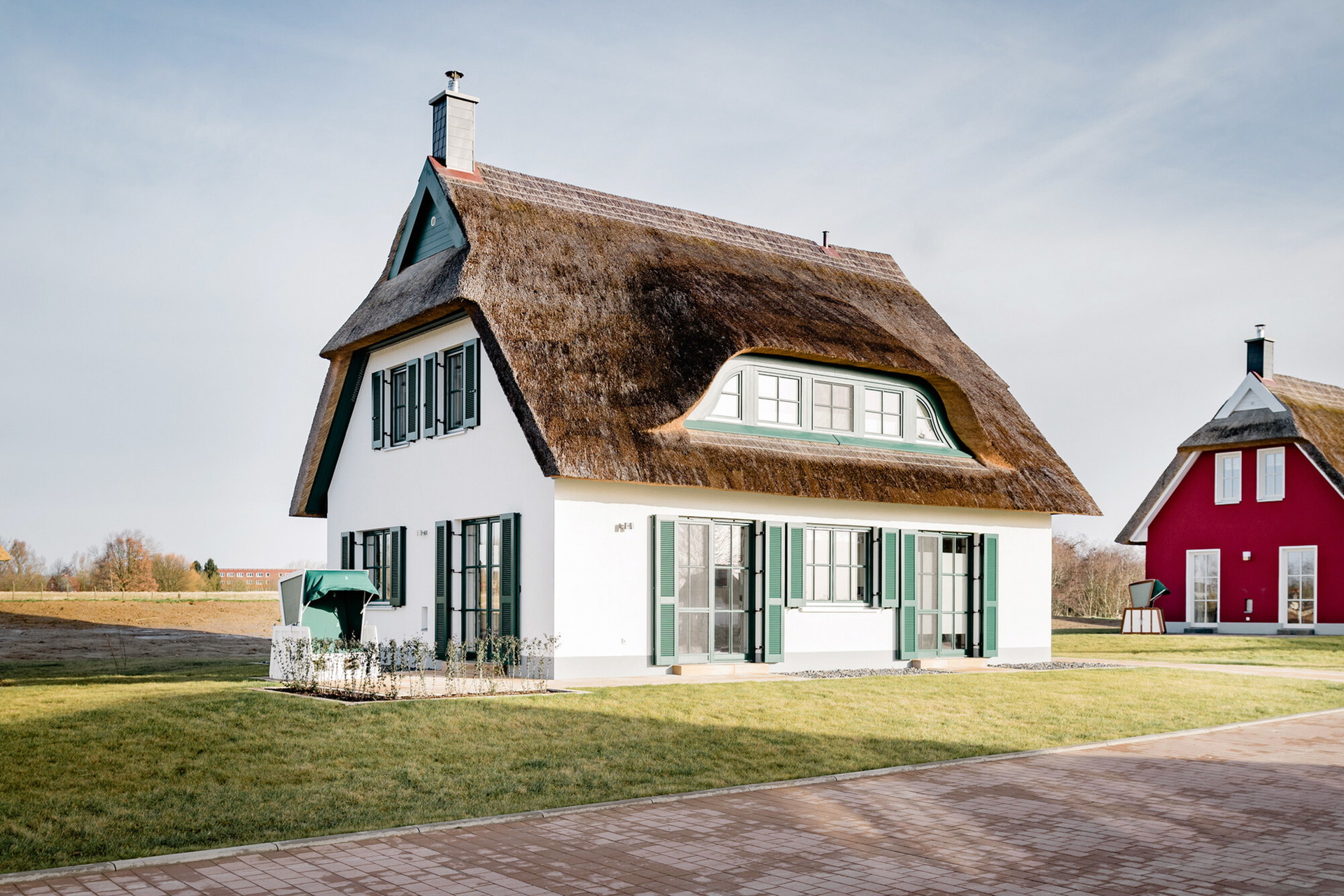 Reetdachferienhäuser&nbsp;Sie sind schön anzusehen, lassen Urlaubsfeeling aufkommen und gelten als solide Geldanlage&nbsp;– die reetgedeckten Ferienhäuser von Bonava, dem führenden Projektentwickler in Nordeuropa. Auf Usedom, an der Ostseeküste Mecklenburg-Vorpommerns, kann man unter neun Typen auswählen – etwa im »Fischerdorf« in Zirchow, wo Einfamilienhäuser sowie Doppelhaushälften angeboten werden (ab 498.500 Euro). bonava.de​​​​​​​