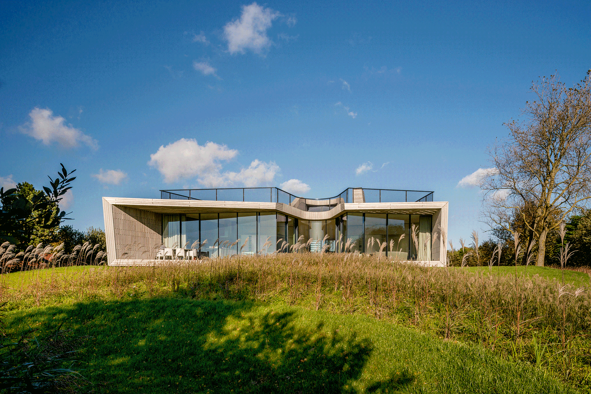 W.I.N.D House, Niederlande&nbsp;Nicht weit vom Meer in der typisch nordholländischen Polderlandschaft wurde nach Plänen des Architekturbüros UNStudio diese smarte Luxusvilla erbaut. Weitblick, absolute Energieeffizienz und modernes, edles Design prägen den windmühlenartigen Grundriss.