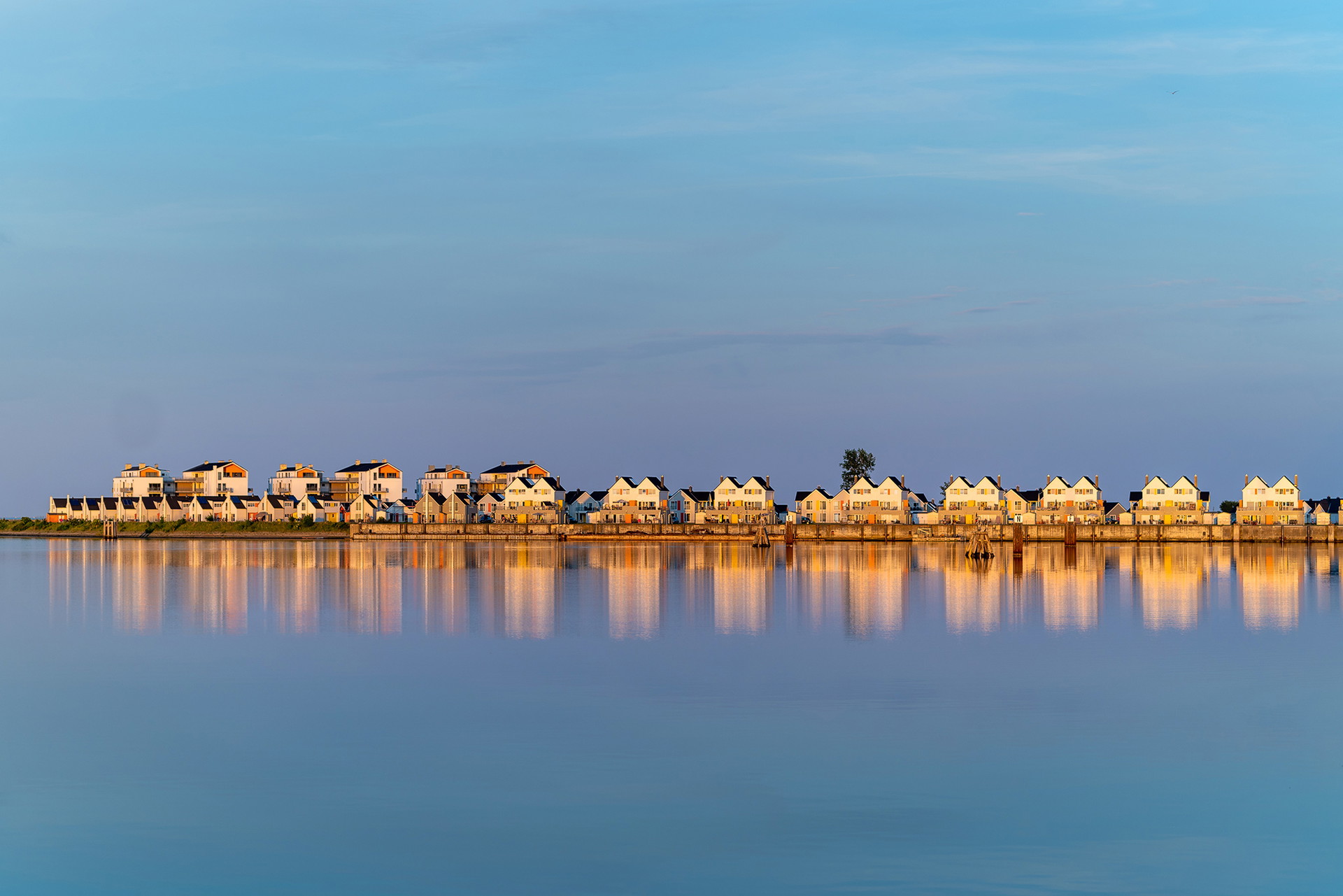 OstseeResort Olpenitz&nbsp;Im Nordosten Schleswig-Holsteins, zwischen Schleimündung und Ostsee in Kappeln, entsteht auf dem 150 Hektar großen Areal des ehemaligen Marinestützpunkts das »OstseeResort Olpenitz«. Die Hälfte der HELMA-Ferienimmobilien im skandinavischen Stil – Strandvillen, Apartments, »schwimmende Häuser«&nbsp;– ist bereits verkauft. Das Herz des Resorts bildet ein exklusiver Yachthafen. helma-ferienimmobilien.de ostsee-olpenitz.org