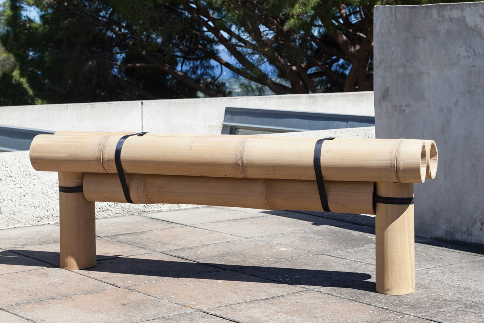Wundertüte Bambus Das nachhaltige Baumaterial begleitet Rio seit seiner Kindheit, als er im hauseigenen Bambusgarten spielte. Seine Projekte beinhalten Lampen, Sitzbänke sowie&nbsp; Bluetooth-Kopfhörer.&nbsp;samyrio.fr