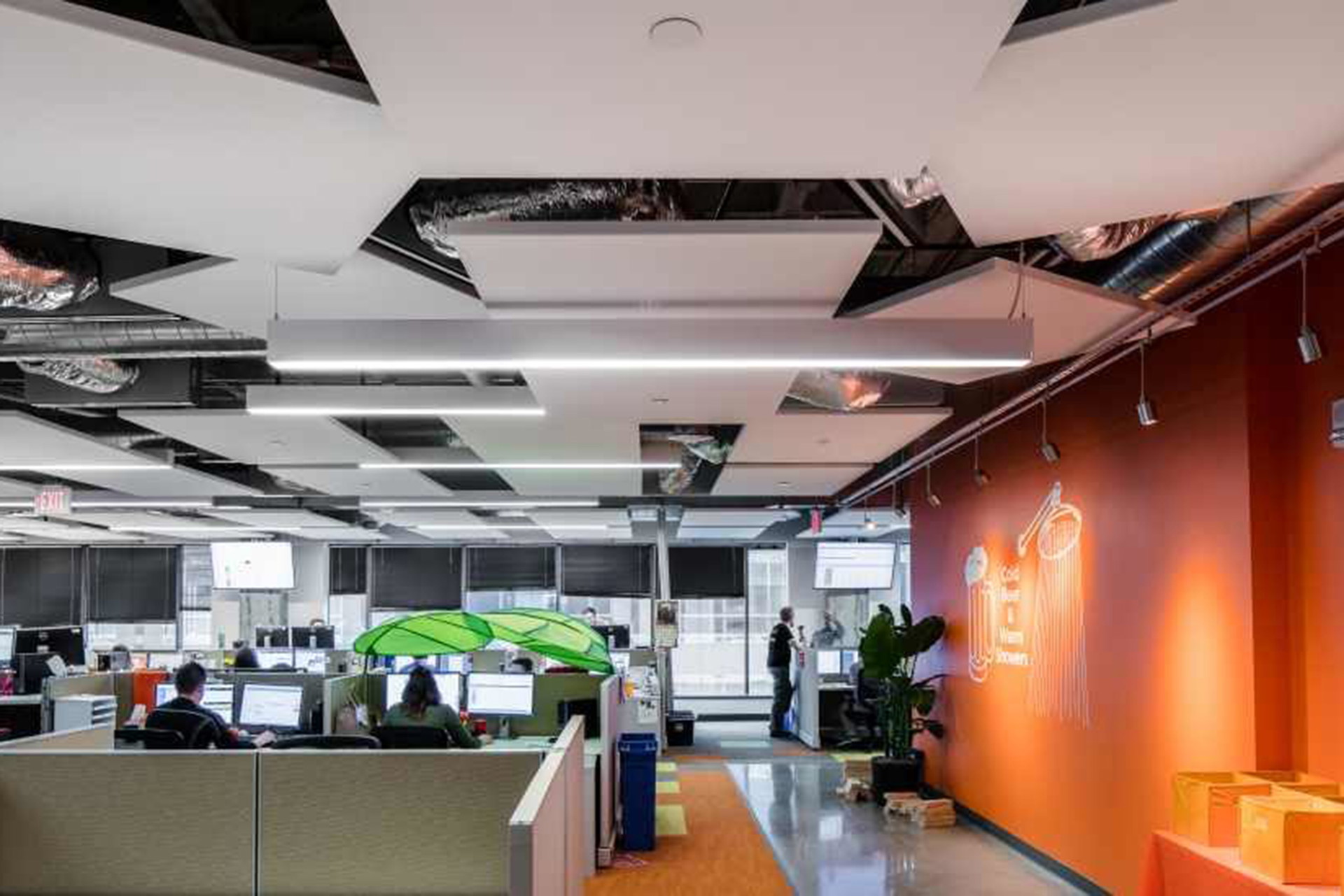 Die innovativen&nbsp;Steinwolle-Decken&nbsp;tragen zu einem modernen&nbsp;Bürodesign bei und sorgen für eine&nbsp;gute&nbsp;Akustik.&nbsp;solarspectrum.com