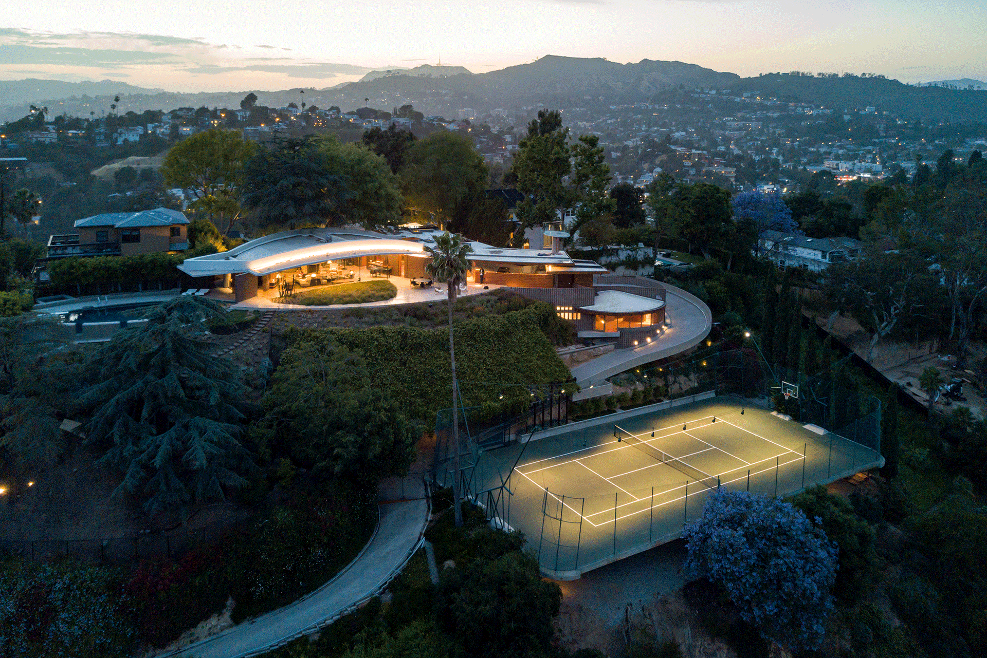 Silvertop House&nbsp;Den Namen trägt es nicht zu Unrecht: John Lautners Haus von 1963 mit dem schwebenden Betondach liegt wie ein silbernes Blatt auf dem Hügel. Seine Kombination aus konstruktivem Hightech-Wagemut und geschwungener Eleganz wurde von Architektin Barbara Bestor sorgfältig restauriert.