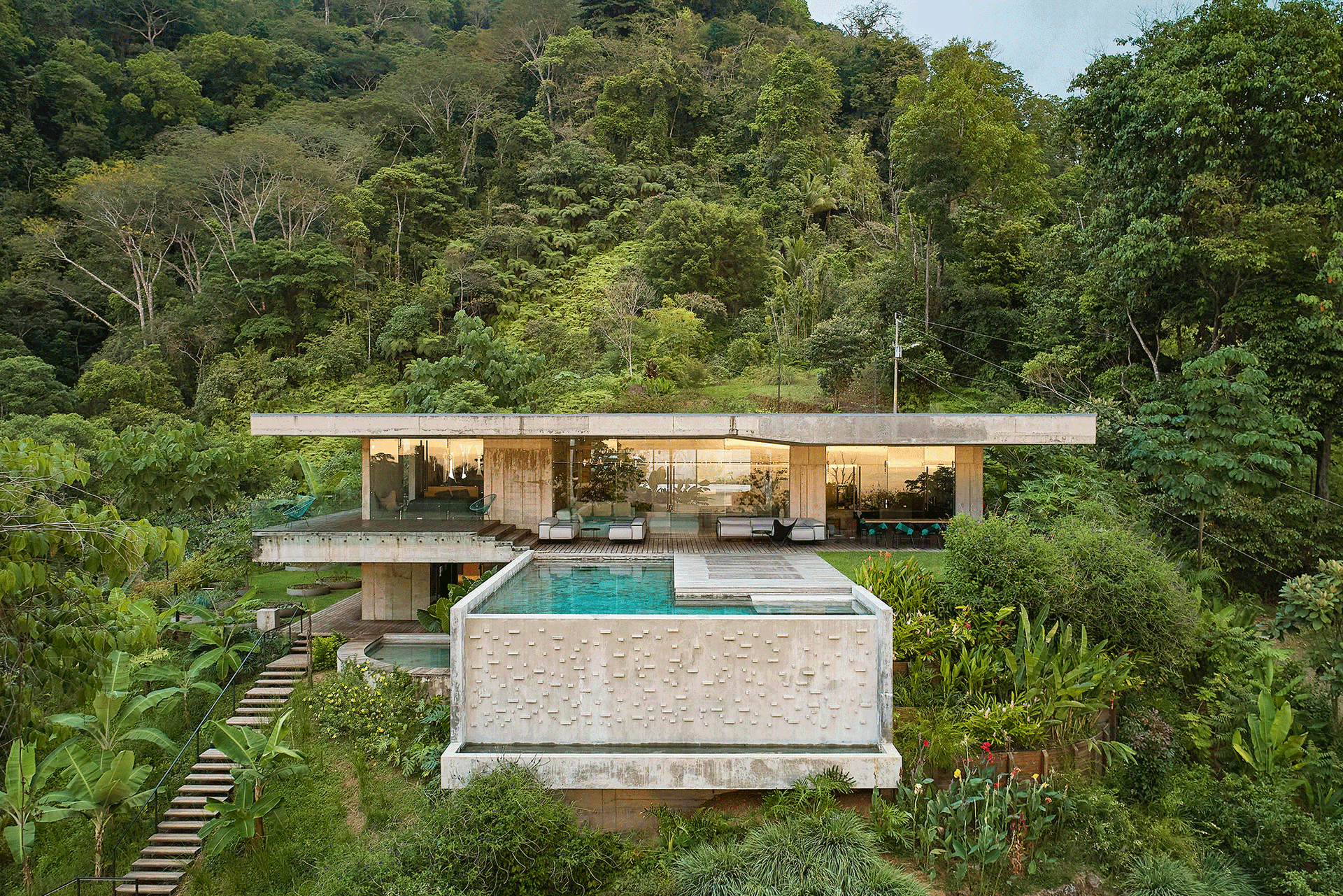 Art Villa, Costa Rica&nbsp;Ein wildromantisches Tête-à-tête zwischen Sichtbeton und Dschungel, ausgelebt auf zwei Ebenen, mitten im Urwald von Costa Rica. Die Prager Architekturbüros Refuel Works und Formafatal sowie ein tschechischer Investor machten es möglich.