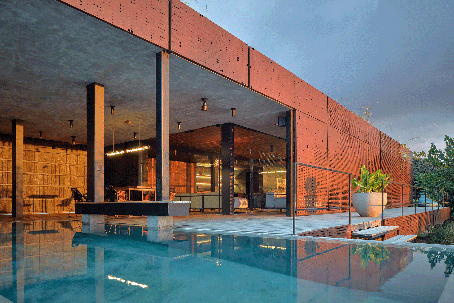 Atelier, Costa Rica&nbsp;Die Design-Schwester der »Art Villa«, die ebenso Teil des »Art Villa Resorts« im Dschungel von Costa Rica ist, besticht durch klare Linien, edle wie rohe Baumaterialien und eine intime Verbundenheit zur umliegenden Natur.