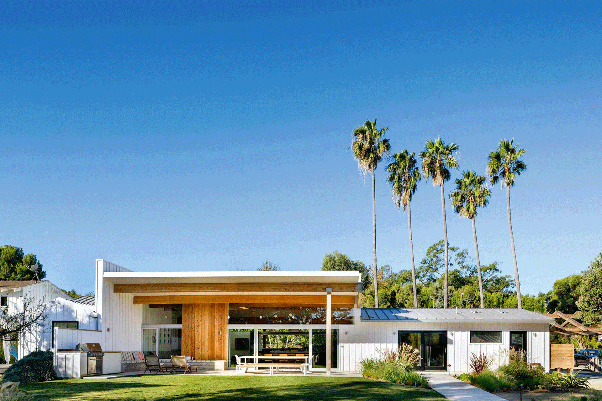 Malibu House&nbsp;Architektin Barbara Bestor kennt die Häuser der Westcoast-Moderne so gut wie kaum jemand. Kein Wunder also, dass sie deren beste Qualitäten auch kongenial in ihren eigenen Bauten umsetzt: Holz, Glas, Licht, Farbe, Natur. Zum Beispiel im fast skandinavisch anmutenden freundlichen Malibu House.&nbsp;bestorarchitecture.com