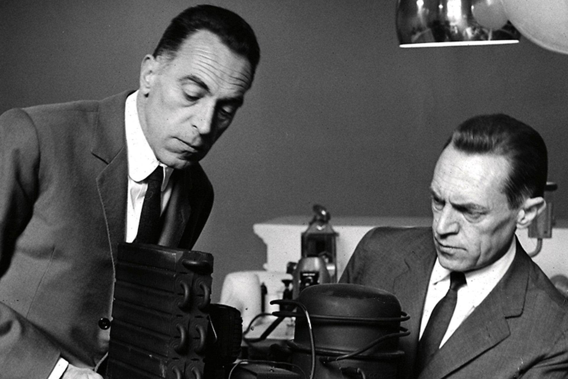Achille und Pier Giacomo Castiglioni&nbsp;Gemeinsam mit ihrem Bruder Livio arbeiteten Achille und Pier Giacomo Seite an Seite als Industriedesigner und Architekten, bis Livio 1952 das Studio verließ, um sich selbstständig zu machen. Ihr produktiver Output umfasste u.&nbsp;a. viele Zusammenarbeiten mit führenden italienischen Herstellern wie Flos, Zanotta und Alessi.