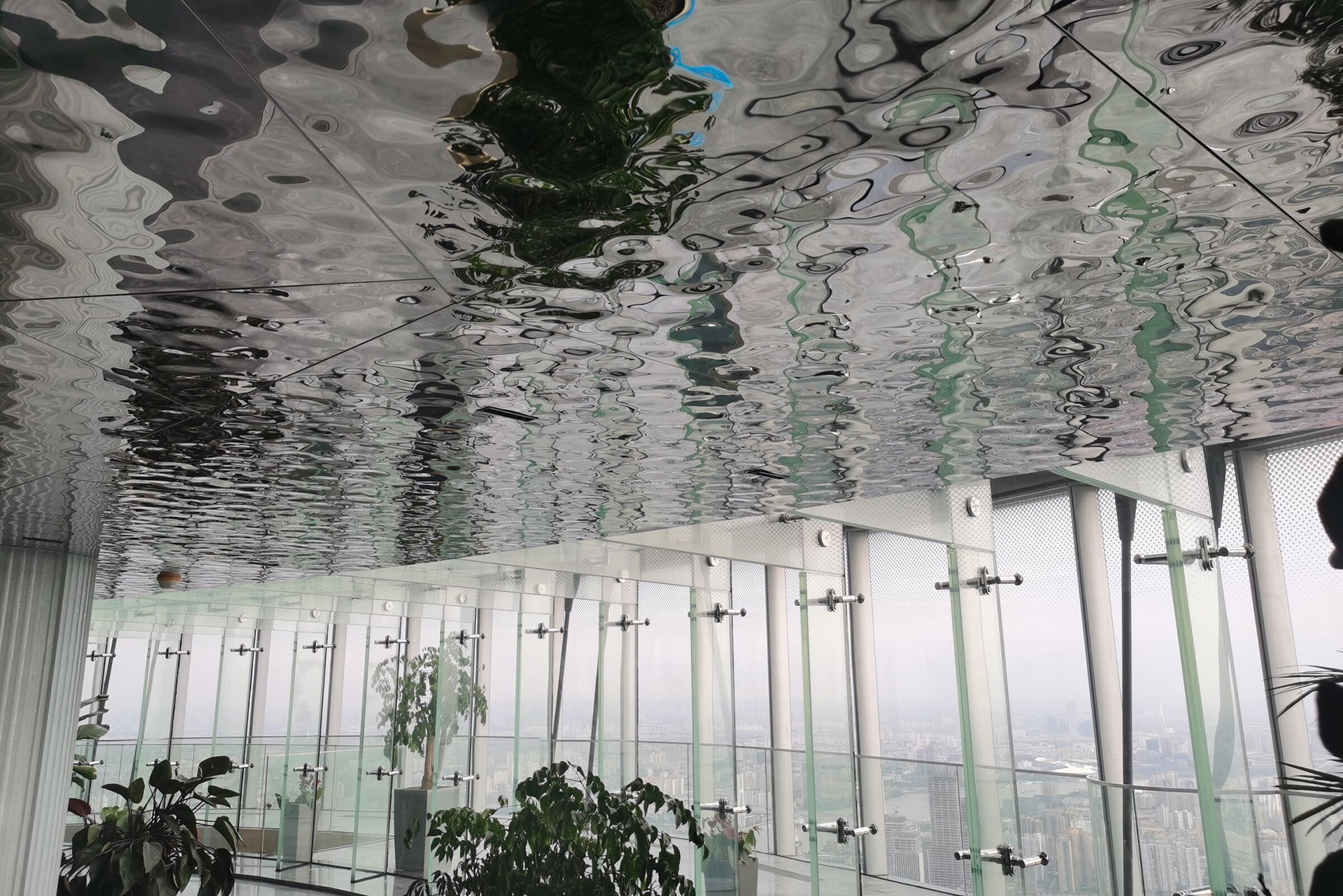 Edelstahldecke mit Wassereffekt im Shanghai-Tower&nbsp;archello.com