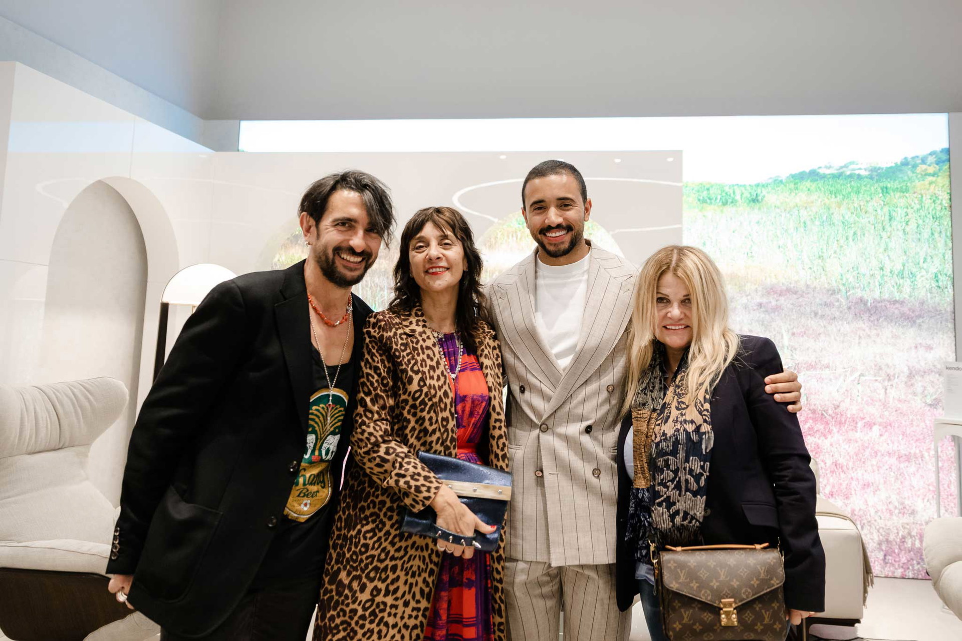 Der Desigern Christiano Inifiniti (Links), zusammen mit&nbsp;Pasquale Junior Natuzzi (Mitte) und dem NATUZZI Italia Team.
