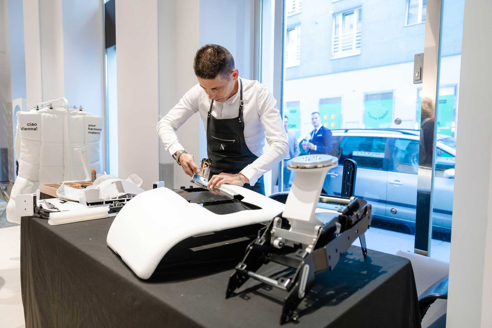 Hands-on! Raffaele Valentino führten den Gästen live vor, wie der&nbsp;Revive Chair&nbsp;fertiggestellt wird&nbsp;und dessen Mechanismen funktionieren.&nbsp;
