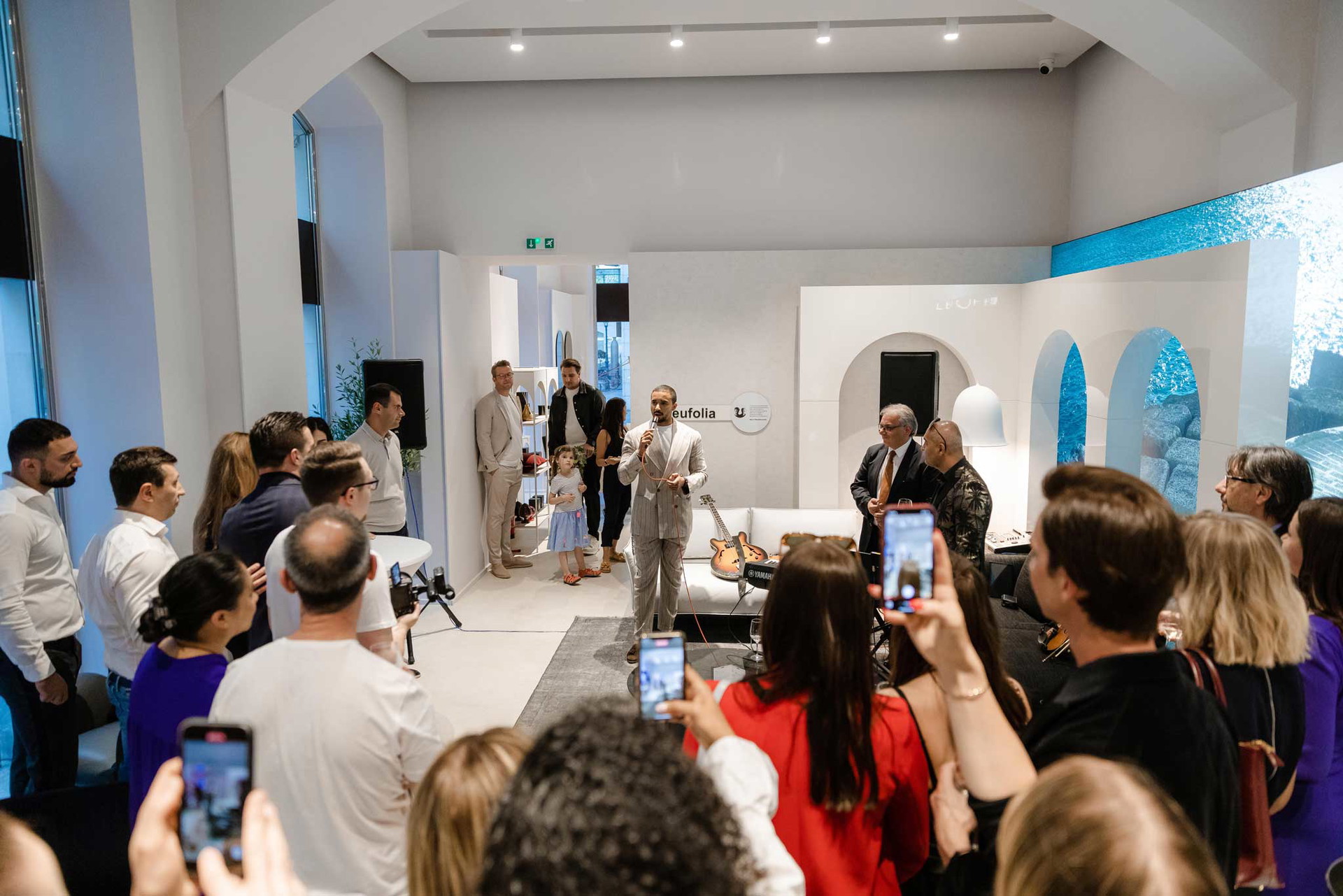 »Ästhetik und Schönheit macht uns glücklich und Harmonie ist heutzutage eines unserer wichtigsten Bedürfnisse.«&nbsp;Mit diesen Worten eröffnete Pasquale Junior Natuzzi den NATUZZI Store Wien.