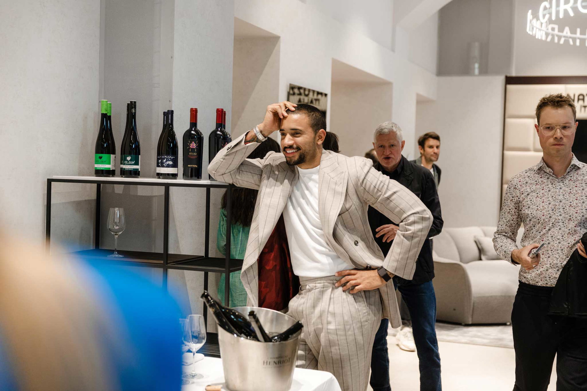 Ein glücklicher Stargast, der junge&nbsp;Pasquale Junior Natuzzi bei der Eröffnungsfeier des ersten NATUZZI-Stores in Österreich.