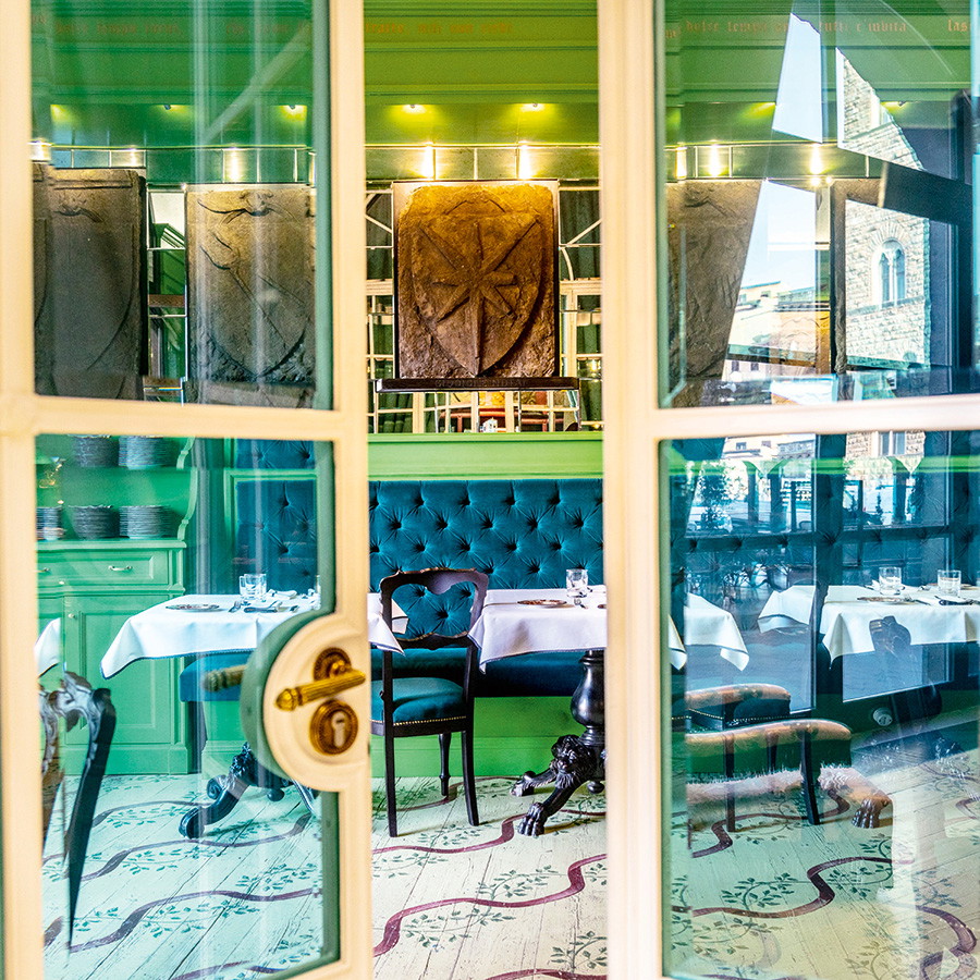 Osteria Gucci x Massimo Bottura Die »Gucci Osteria« im »Gucci Garden«-Komplex ist ein Paradies für Interior-Design, Mode und Kulinarik.&nbsp;massimobottura.it, gucciosteria.com