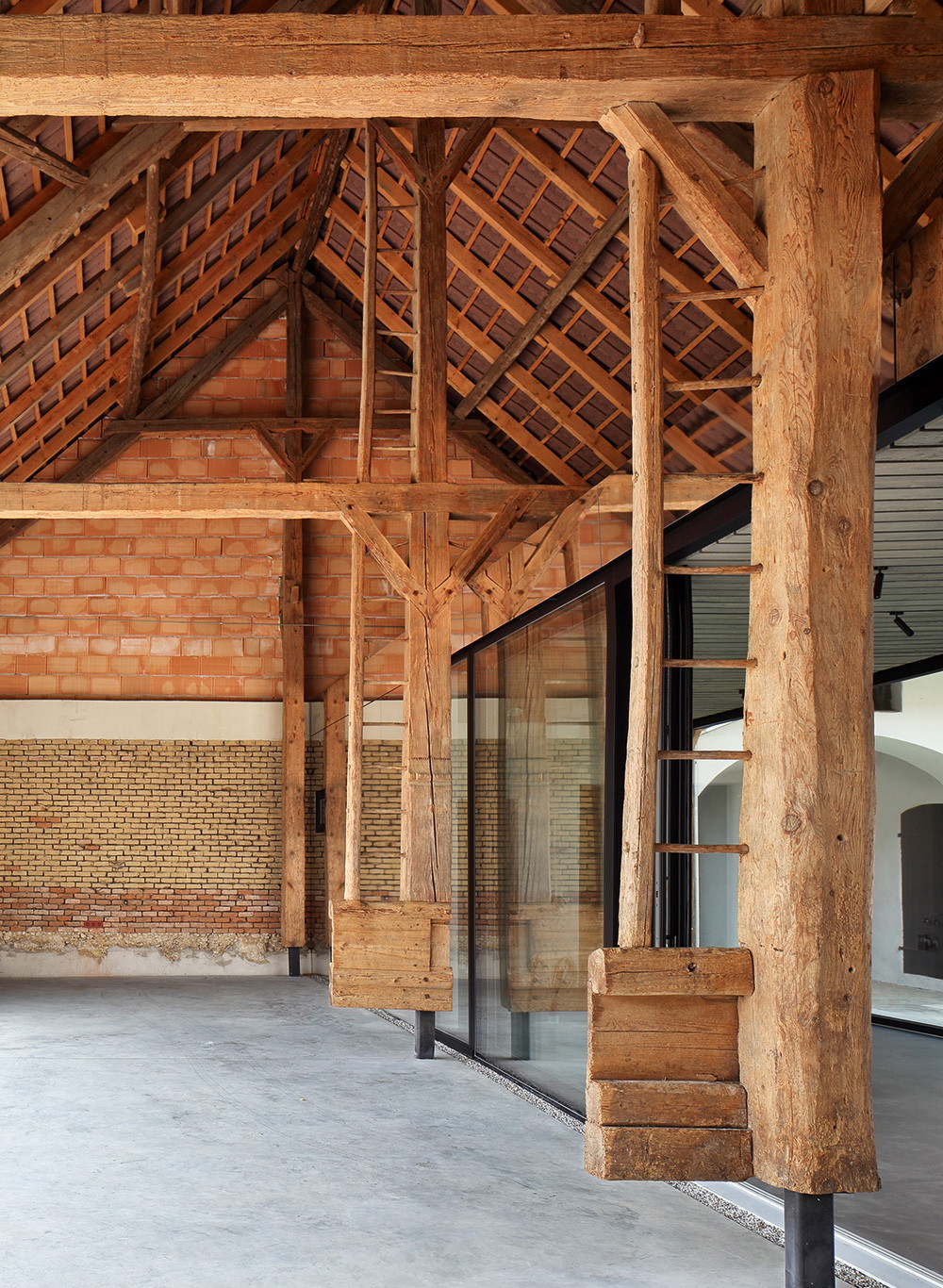 Den Hof gemacht&nbsp;Ein typischer oberösterreichischer Vierkanthof wurde sorgfältig renoviert, ohne ihm die Spuren des Lebens zu überschminken.&nbsp;moserundhager.at