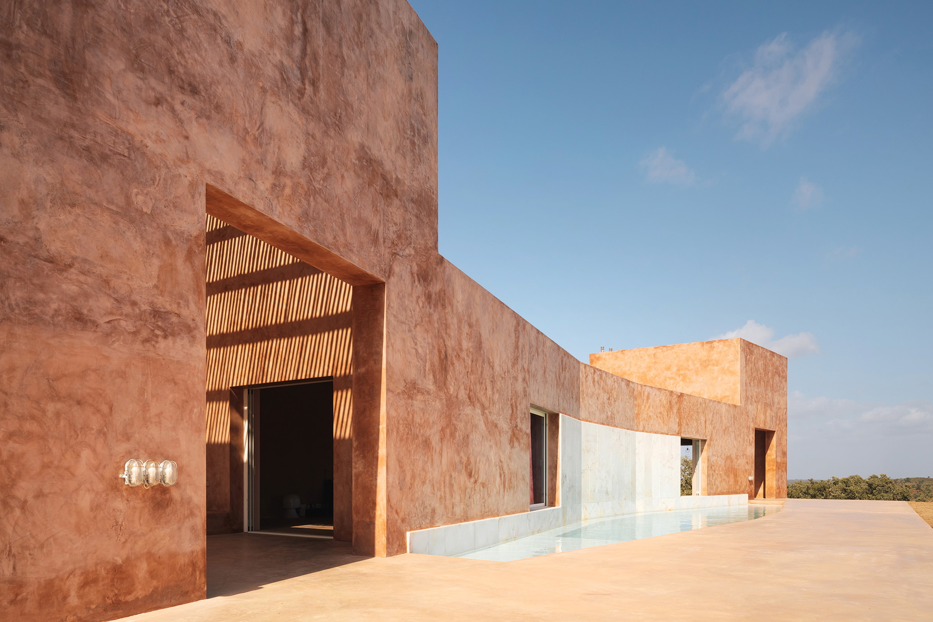 Ein Haus wie die Erde&nbsp;Die Casa Azul im portugiesischen Alentejo verwendet die Materialien der Landschaft: Kalkputz und Kork.&nbsp;bakgordon.com