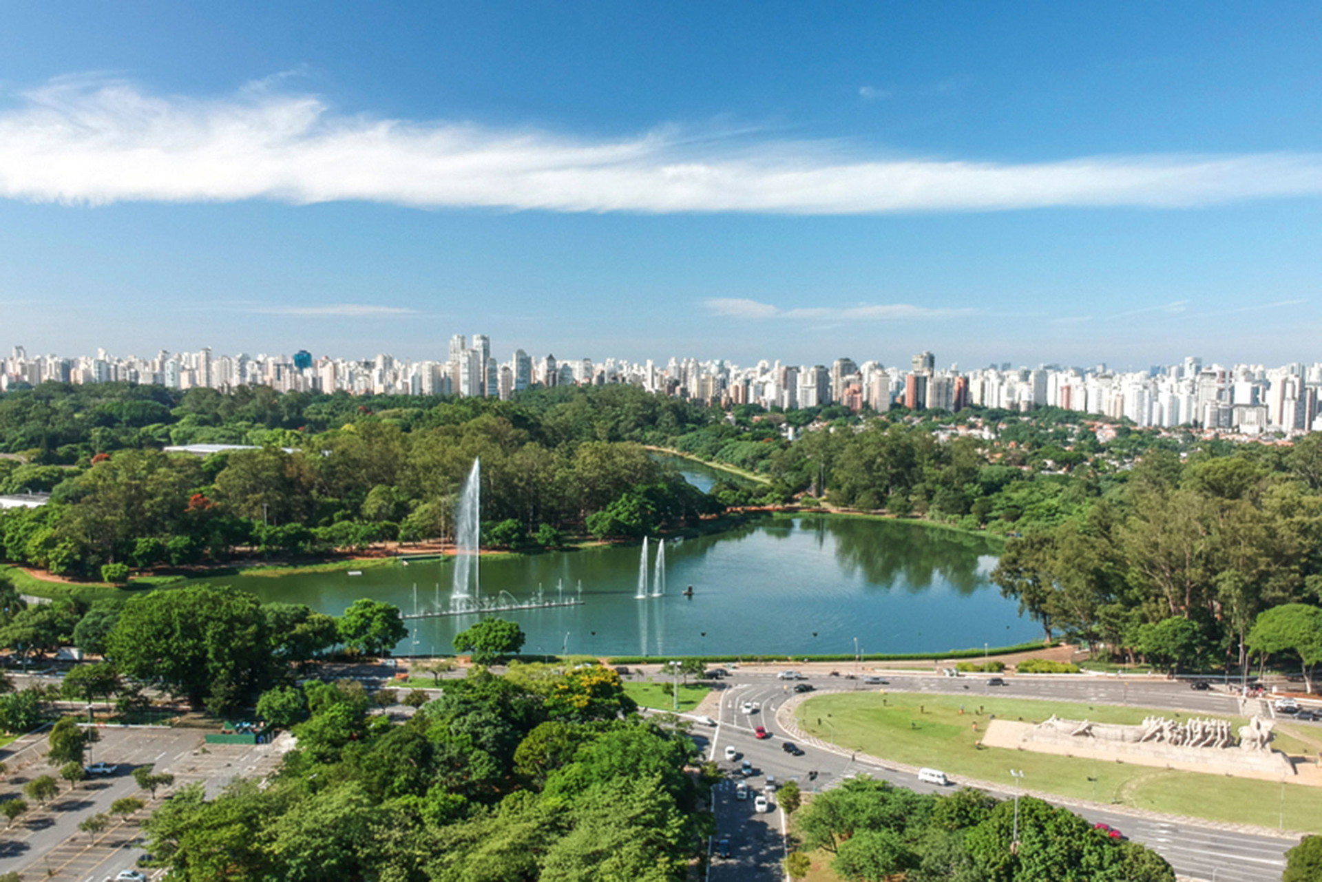 Marquise do Ibirapuera&nbsp;Oscar Niemeyer (Dach), Roberto Burle Marx (Park), 1954 »Wir erinnern uns alle an Erlebnisse neben oder unter diesem Dach im Ibirapuera-Park. Es ist immer da, ohne die Schönheit des Parks zu überschatten. Menschen jeden Alters lernen hier Radeln oder Skaten oder machen Gymnastik.«