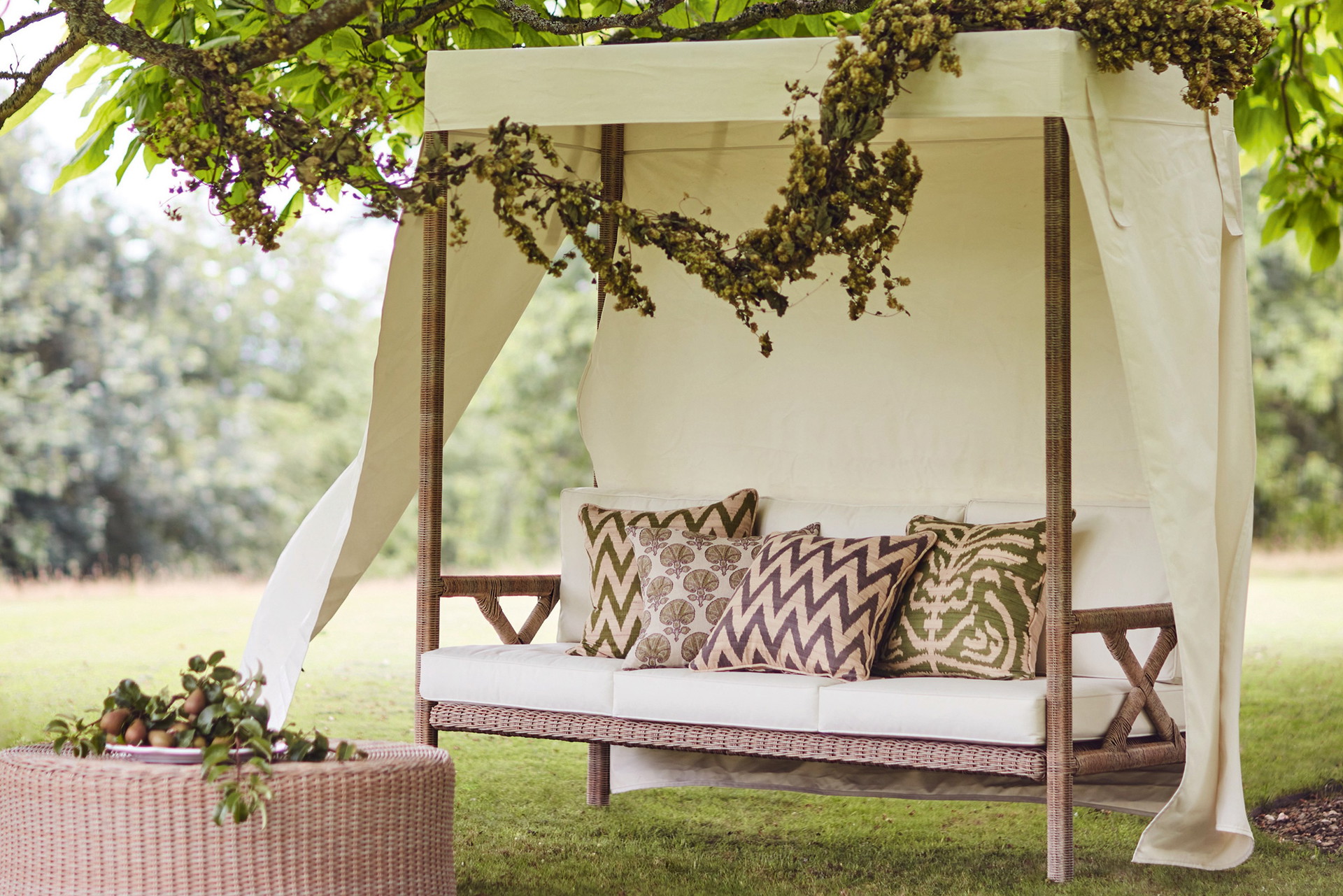 Safari-Chic&nbsp;Man kann förmlich den Wind in den umschmeichelnden Stoffen des »Karama Daybed« fühlen.&nbsp;oka.com
