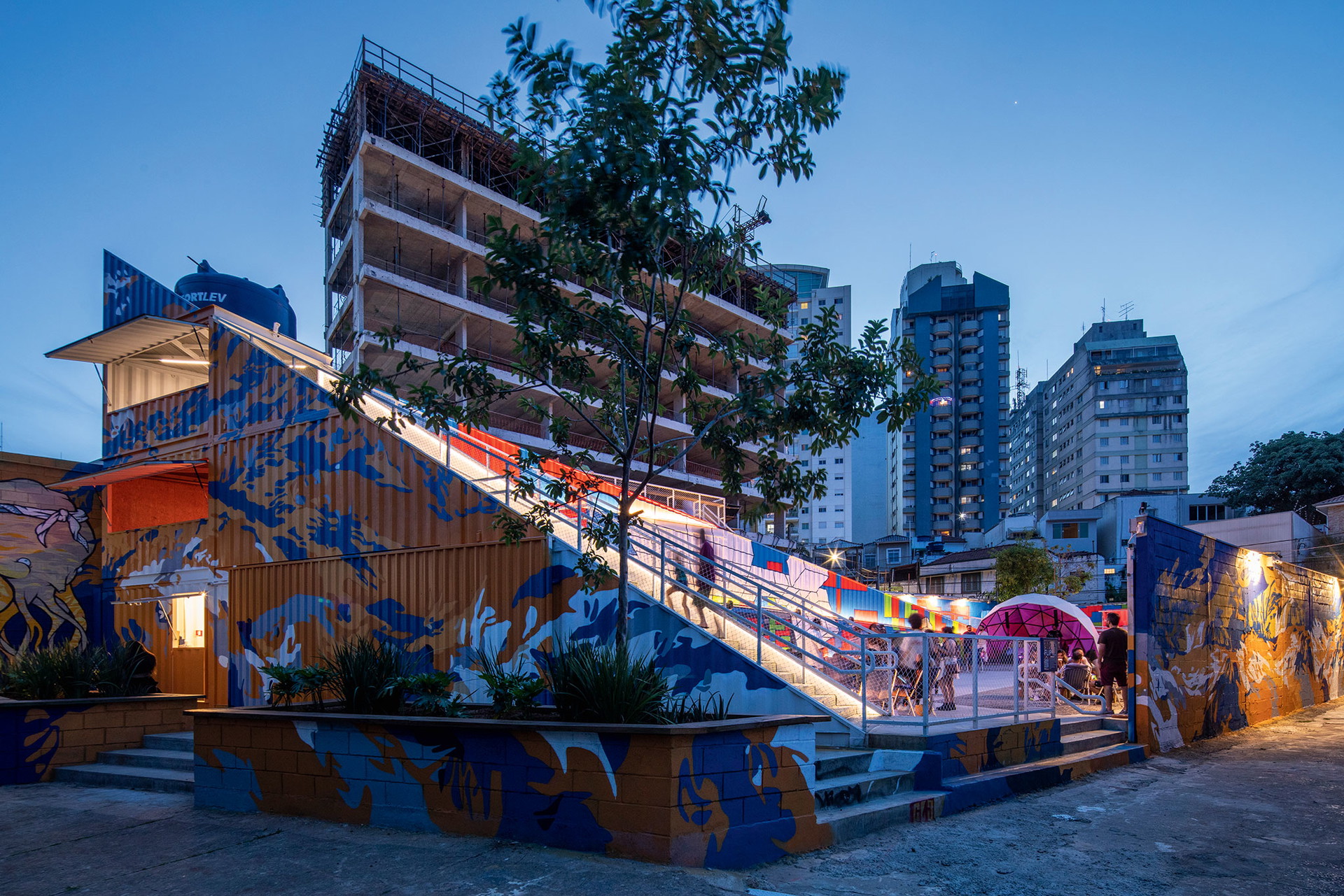 LOTE&nbsp;SuperLimão, 2021 »Ein stimulierender Ort in Pinheiros, einem Boheme-Viertel. Wir haben hier einen pyramidenförmigen Rahmen geschaffen, der als Bühne dient und auch als kleiner Berg, von dem man einen Blick auf die Stadt hat.«