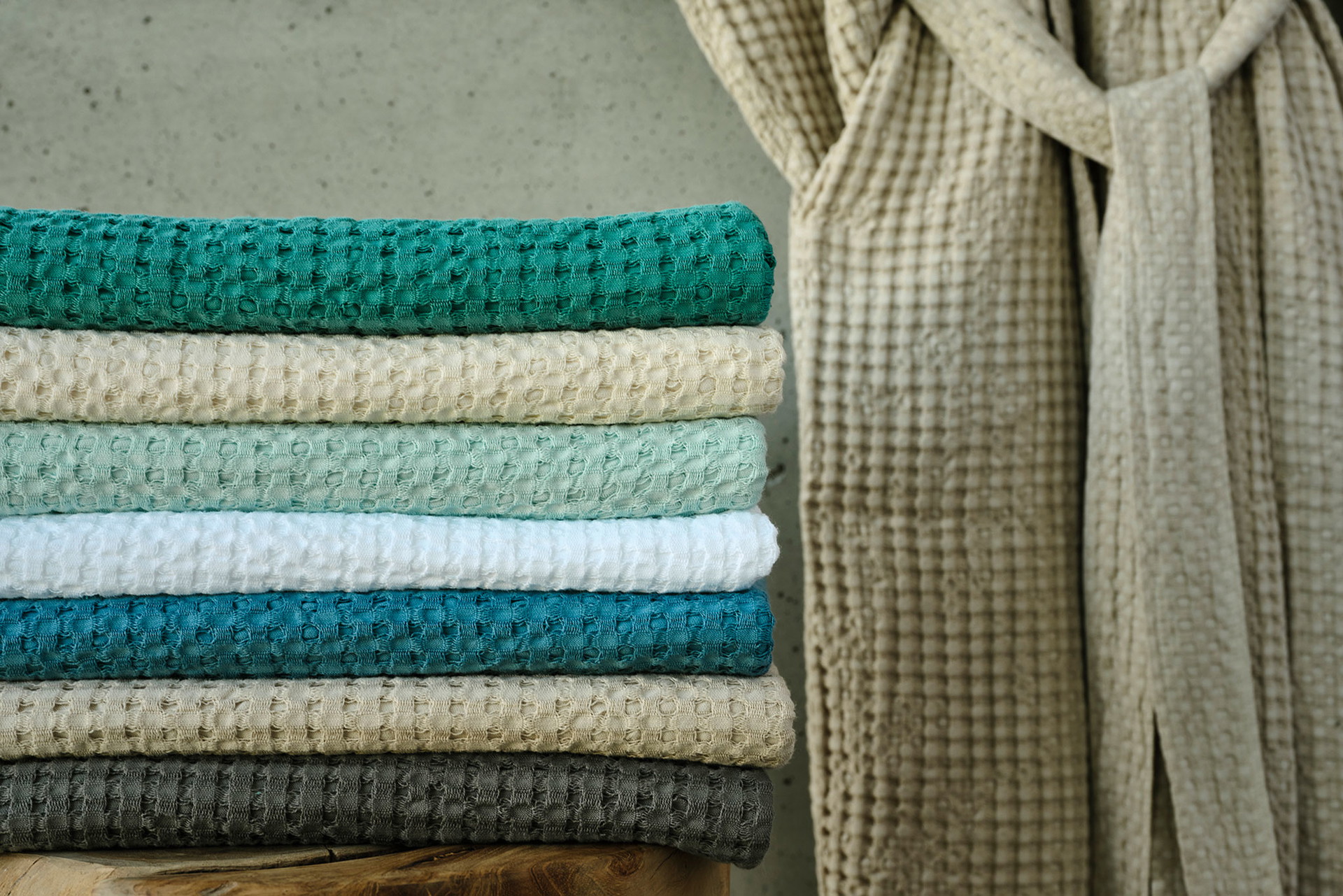 Neue Farben&nbsp;Frottee, Badeteppich und Bademantel – Textilien nehmen viel Fläche im Badezimmer ein. Dementsprechend groß ist auch ihre Wirkung. Gekonnt eingesetzt, lässt sich mit einem neuen Farbschema ein frischer Look kreieren.&nbsp;klomfar.at