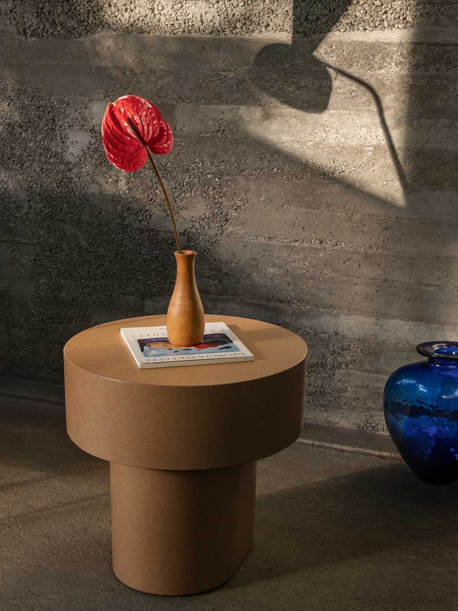 Sidekick Die Londoner Stardesignerin Faye Toogood hat mit den »Stump Tables« eine elegante Couch- und Beistelltischserie gestaltet. hem.com