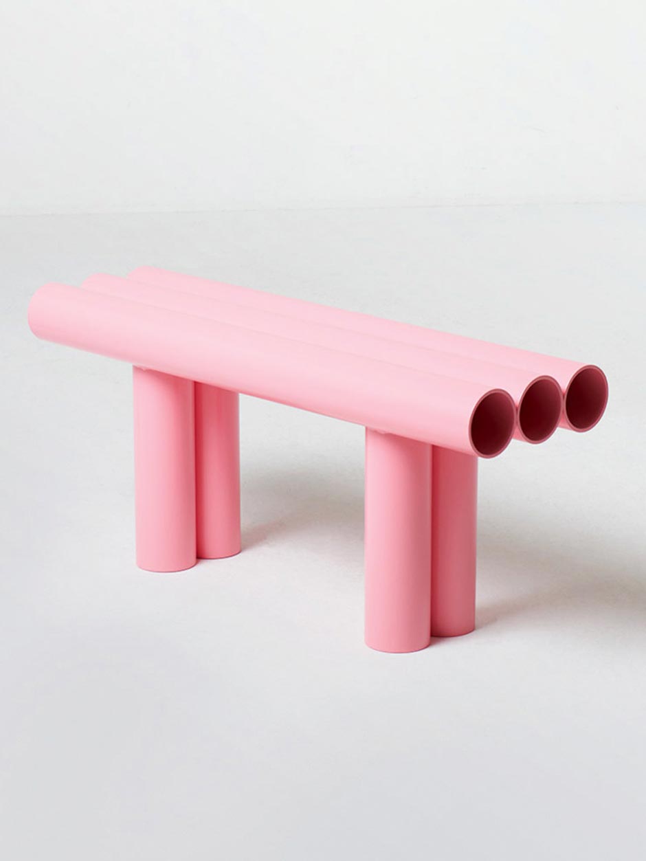 Hohles Rohr Die »Septem Bench« von Axel Chay besteht aus sieben zartrosa Rohren – mehr braucht es nicht, um schön zu sitzen. chiaracolombini.com