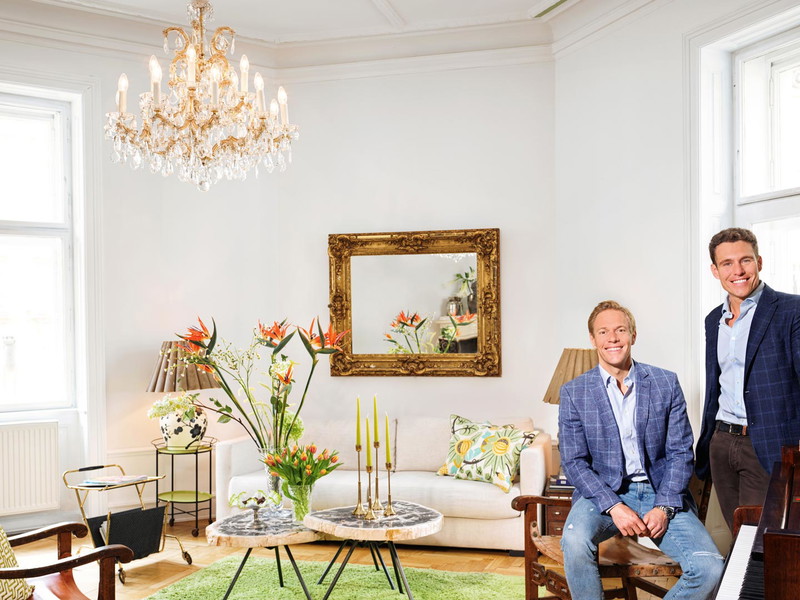 LIVING-Fotoshooting&nbsp;Andreas Wessely (l.) und Michael Niederer im Living Room ihres Wiener City-Apartments. Sofa: Meridiani. Couchtisch: Eichholtz. Kissen: Osborne &amp; Little. Spiegel und Luster: Erbstücke aus Familienbesitz. Grüne Barwagen mit Tischlampe: aus London. Flügel: Erbstück aus Familienbesitz.&nbsp;stcorona-interiors.at