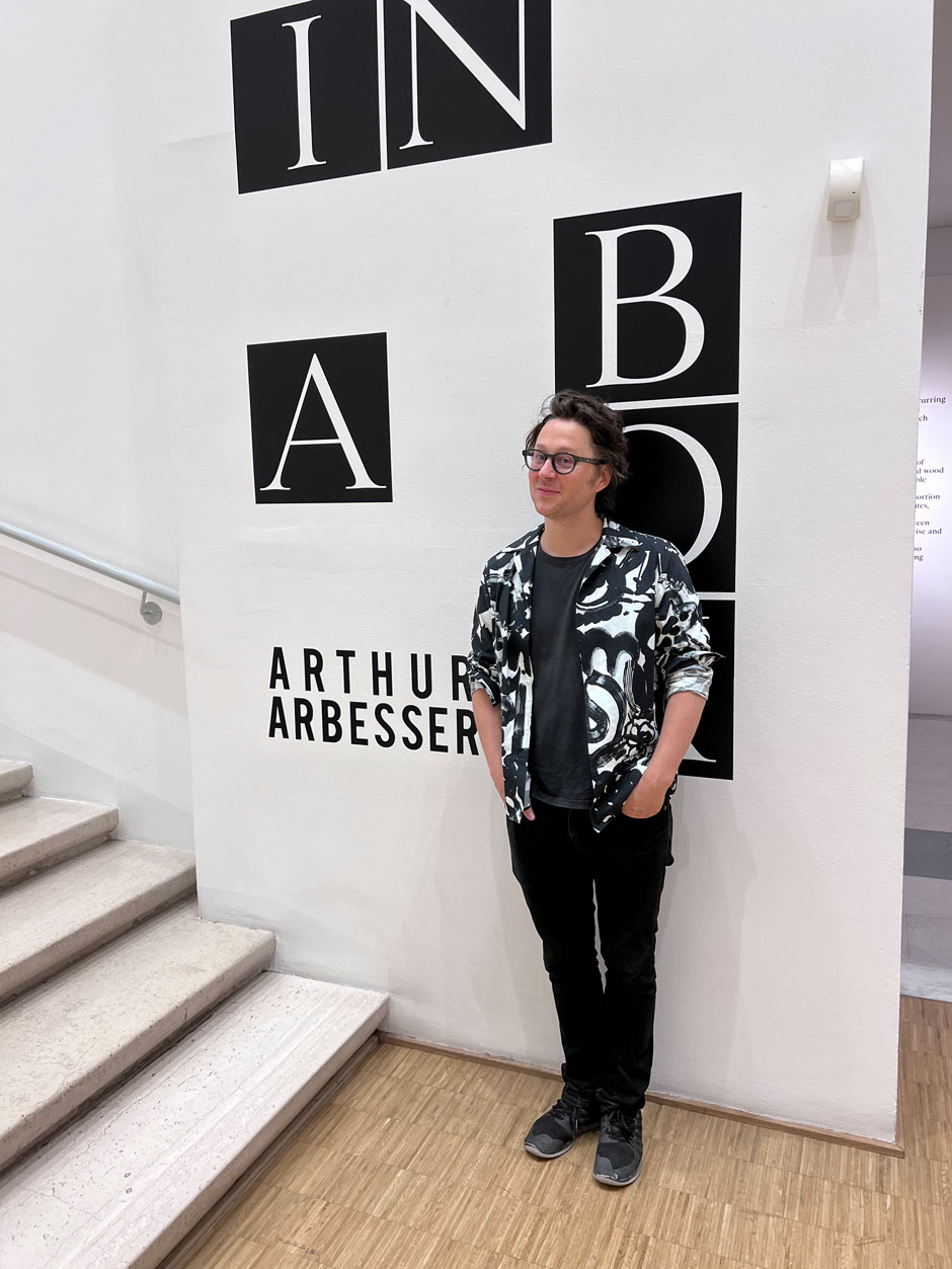 Ein sichtlich zufriedener Designer:&nbsp;Arthur Arbesser auf dem Salone del Mobile 2022.
