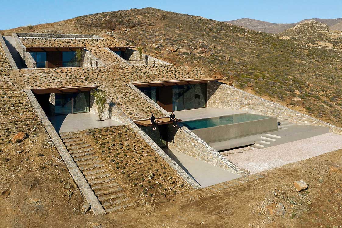 Ncaved House, Serifos, GR&nbsp;Die griechische Bauordnung bietet Förderungen für unterirdische Bauweise und erlaubt auch, mehr Nutzfläche zu errichten als sonst üblich. Das größte Plus aber sind klimatische Vorteile wie etwa Erdkühlung und Windschutz. Für das Ncaved House auf der grie-chischen Insel Serifos mussten insgesamt 3.000&nbsp;Kubik-meter Erde ausgebuddelt werden. Ein Teil der Steine konnte für die Errichtung der Hang-mauern verwendet werden. moldarchitects.com