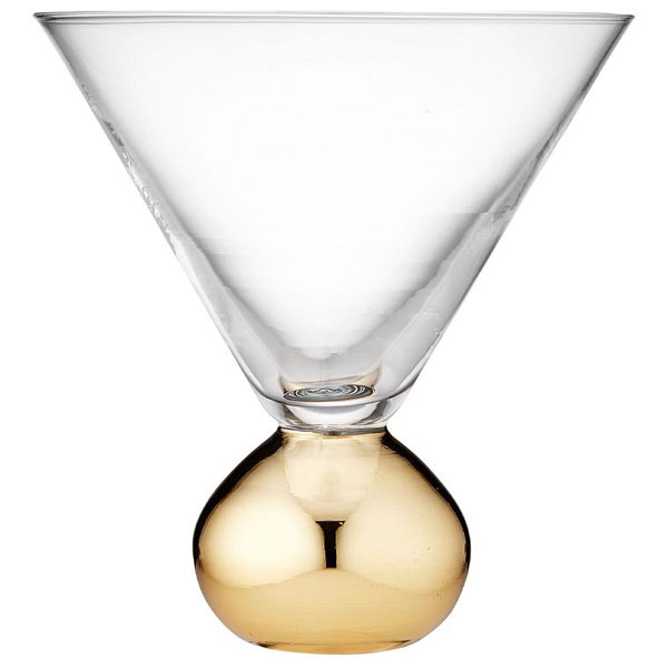 Standfest Cocktailglas mal anders&nbsp;– statt eines langen Stiels darf bei »Astrid« ein goldener Sockel glänzen. westwingnow.de&nbsp; &nbsp;