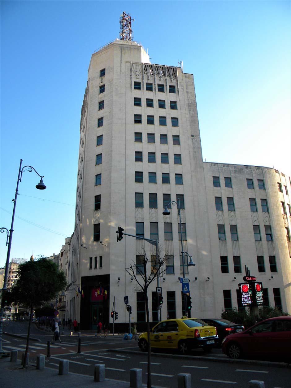 Palatul Telefoanelor&nbsp;Edmond van Saanen Algi, 1934 »Dieses markante, wuchtige Art-déco-Gebäude war eine Weile das höchste Gebäude der Stadt. Klar, dass das von uns entworfene Bürogebäude schräg gegenüber davon inspiriert wurde!«